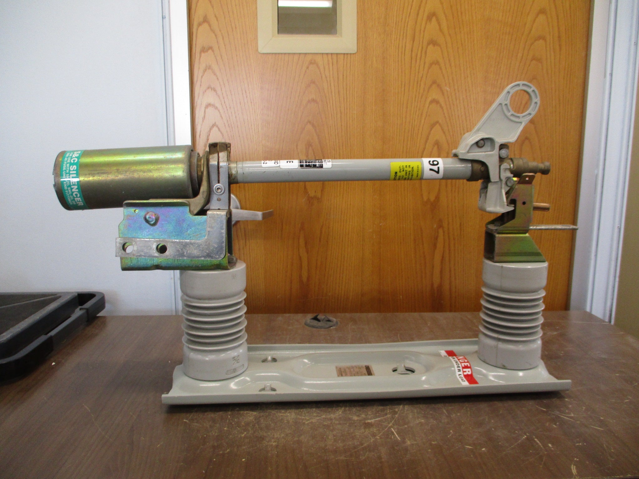 S&C SM-20 Fuse Mount w/ Fuse 90422 125E Fuse Used