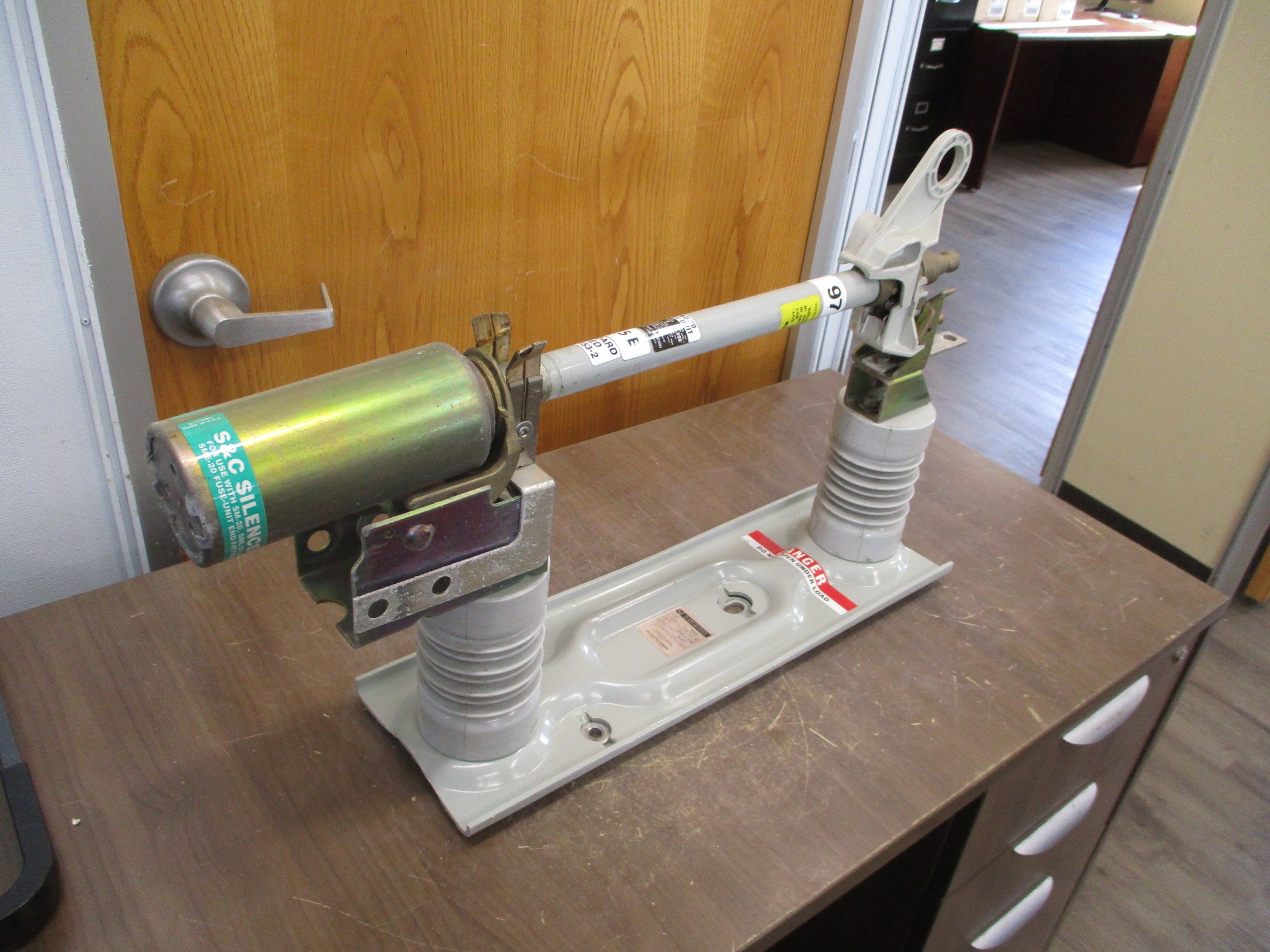 S&C SM-20 Fuse Mount w/ Fuse 90422 125E Fuse Used