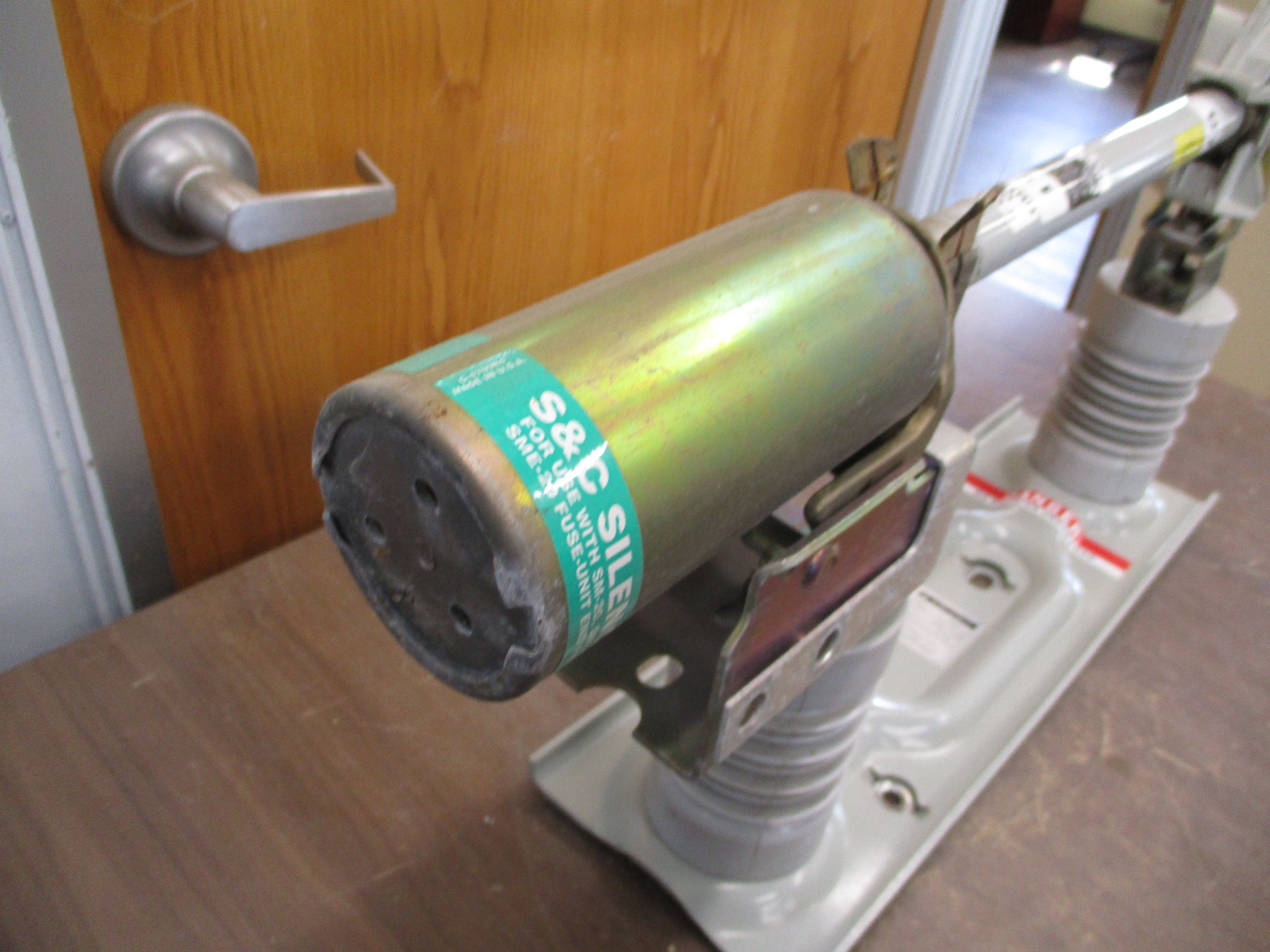 S&C SM-20 Fuse Mount w/ Fuse 90422 125E Fuse Used