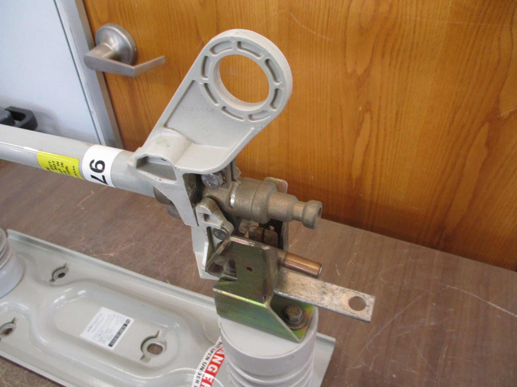 S&C SM-20 Fuse Mount w/ Fuse 90422 125E Fuse Used