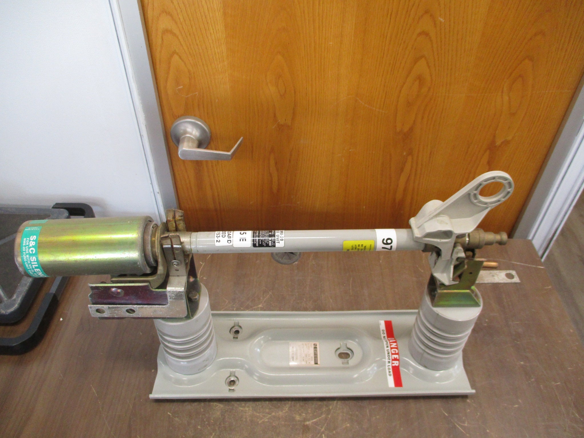 S&C SM-20 Fuse Mount w/ Fuse 90422 125E Fuse Used