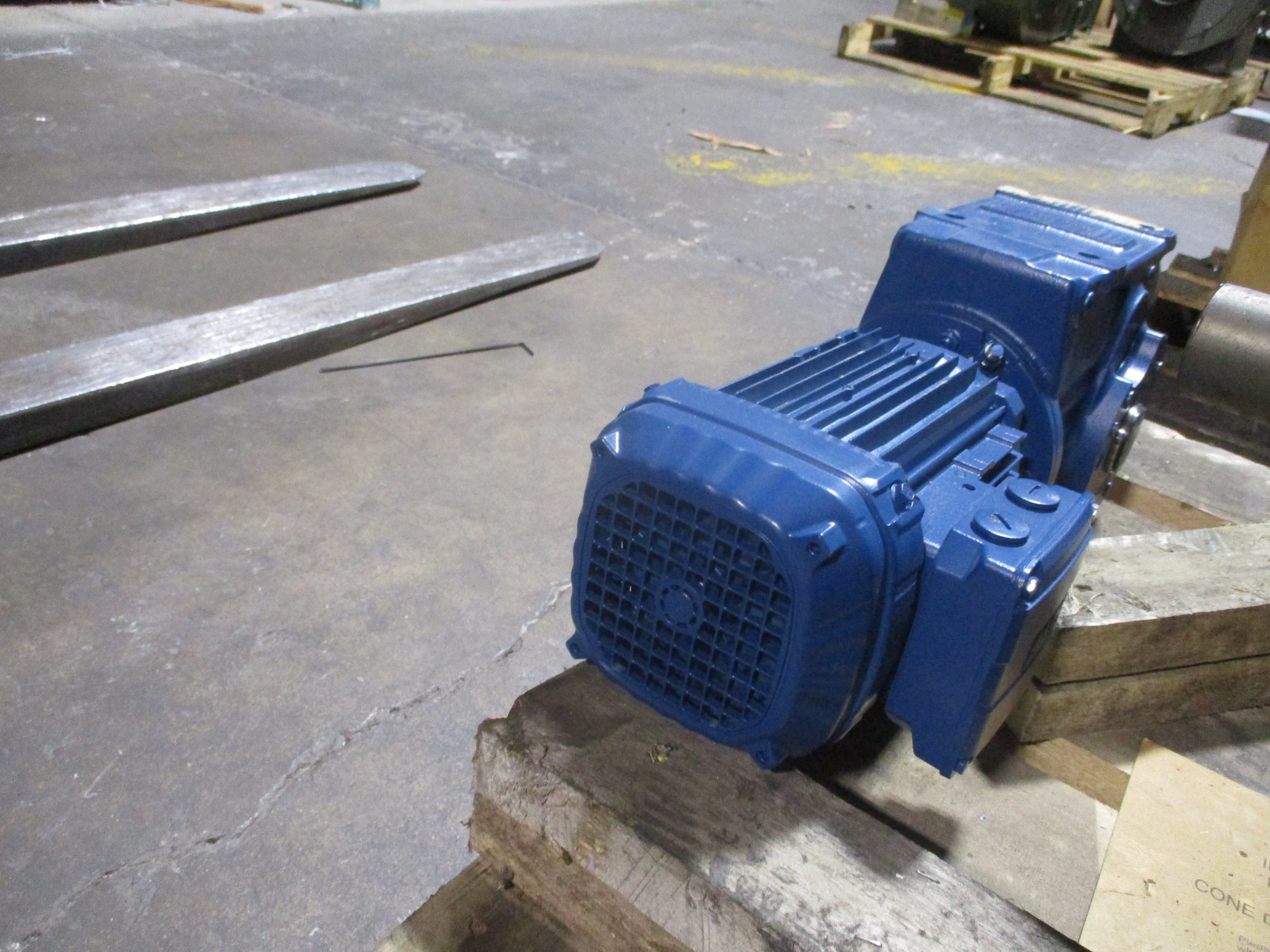 Sew-Eurodrive Gearmotor KA67/T DRN80M4 1HP 31 RPM Output 230/460V 3Ph 60Hz Used