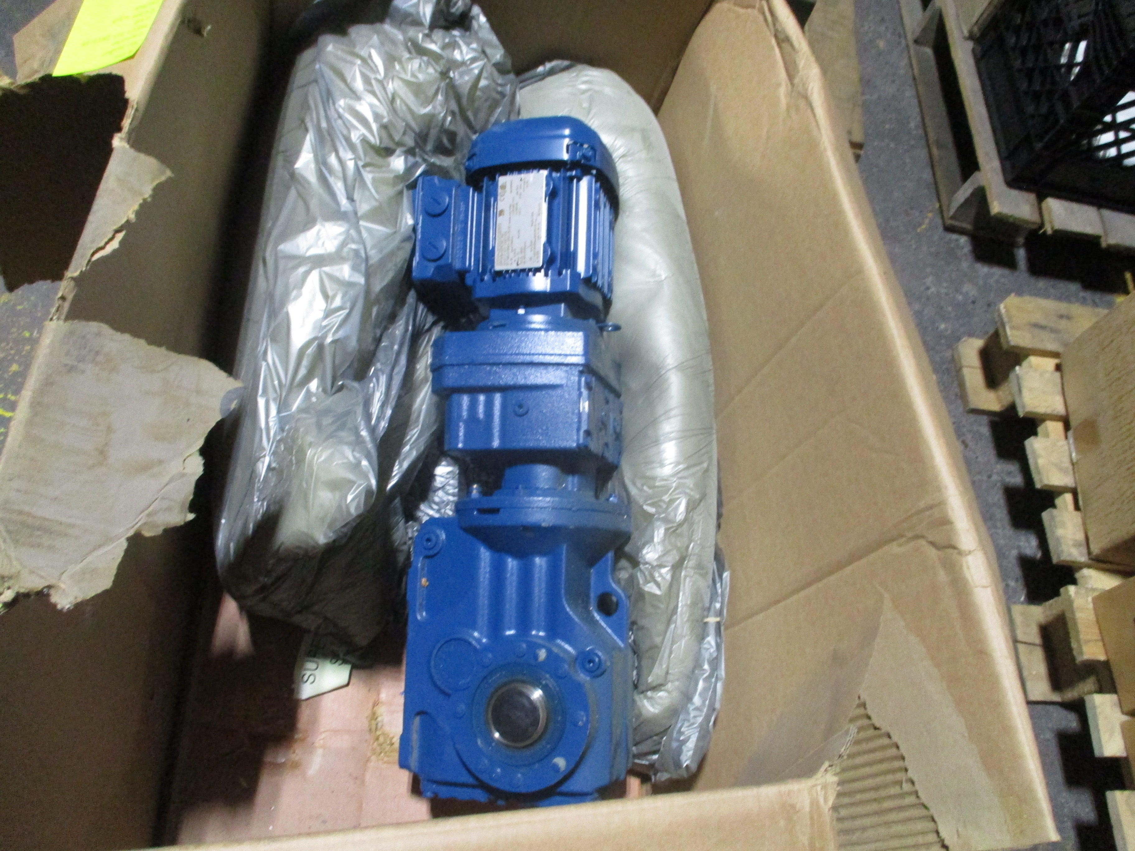 Sew-Eurodrive Gearmotor KA47/T R37 DRS71S4 0.5HP 8.6 RPM Output 230/460V 60Hz 3P