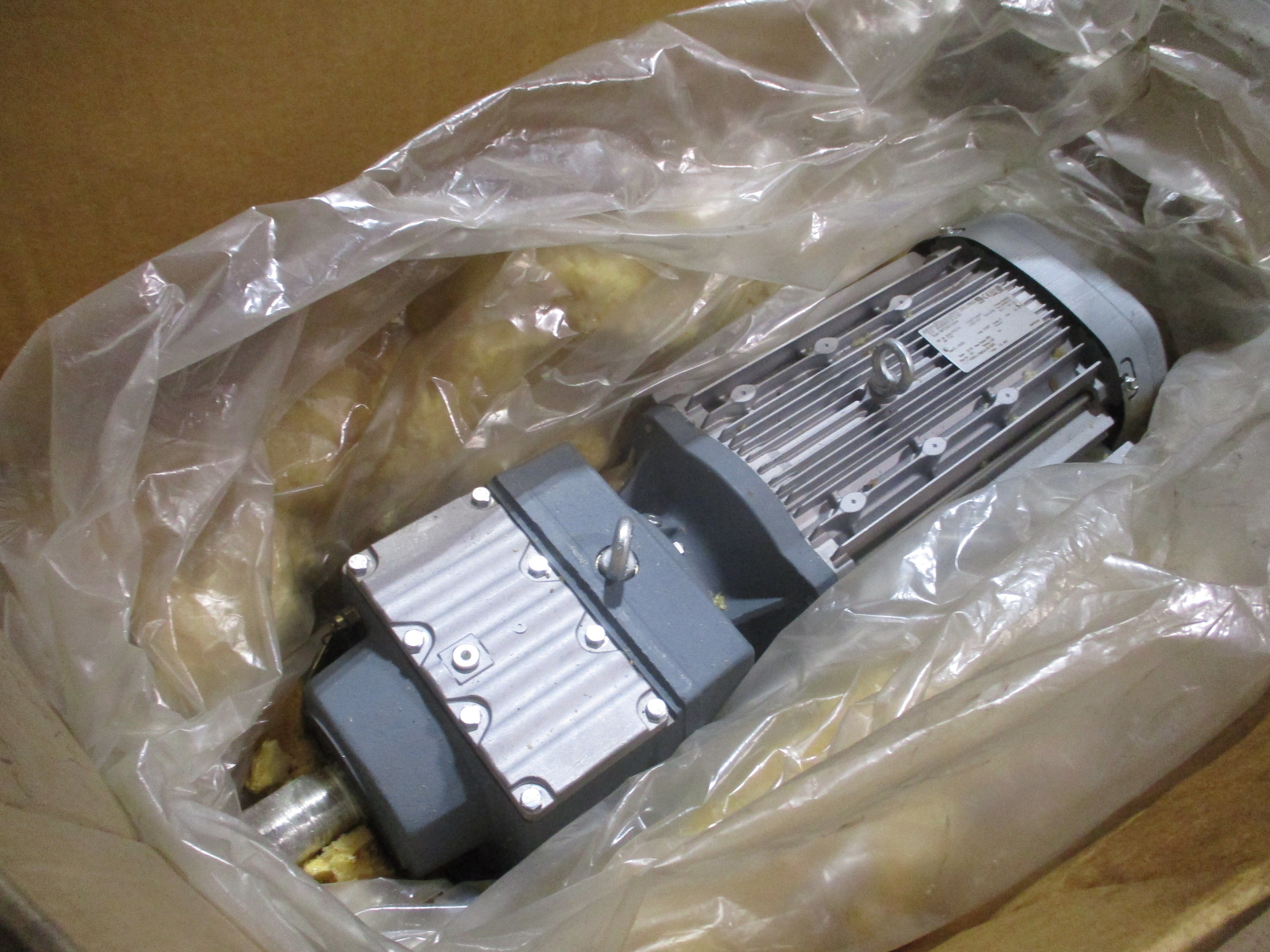 Sew-Eurodrive Gearmotor R67DRE132M4 7.5HP 111 RPM Output 230/460V 3Ph 60Hz New S