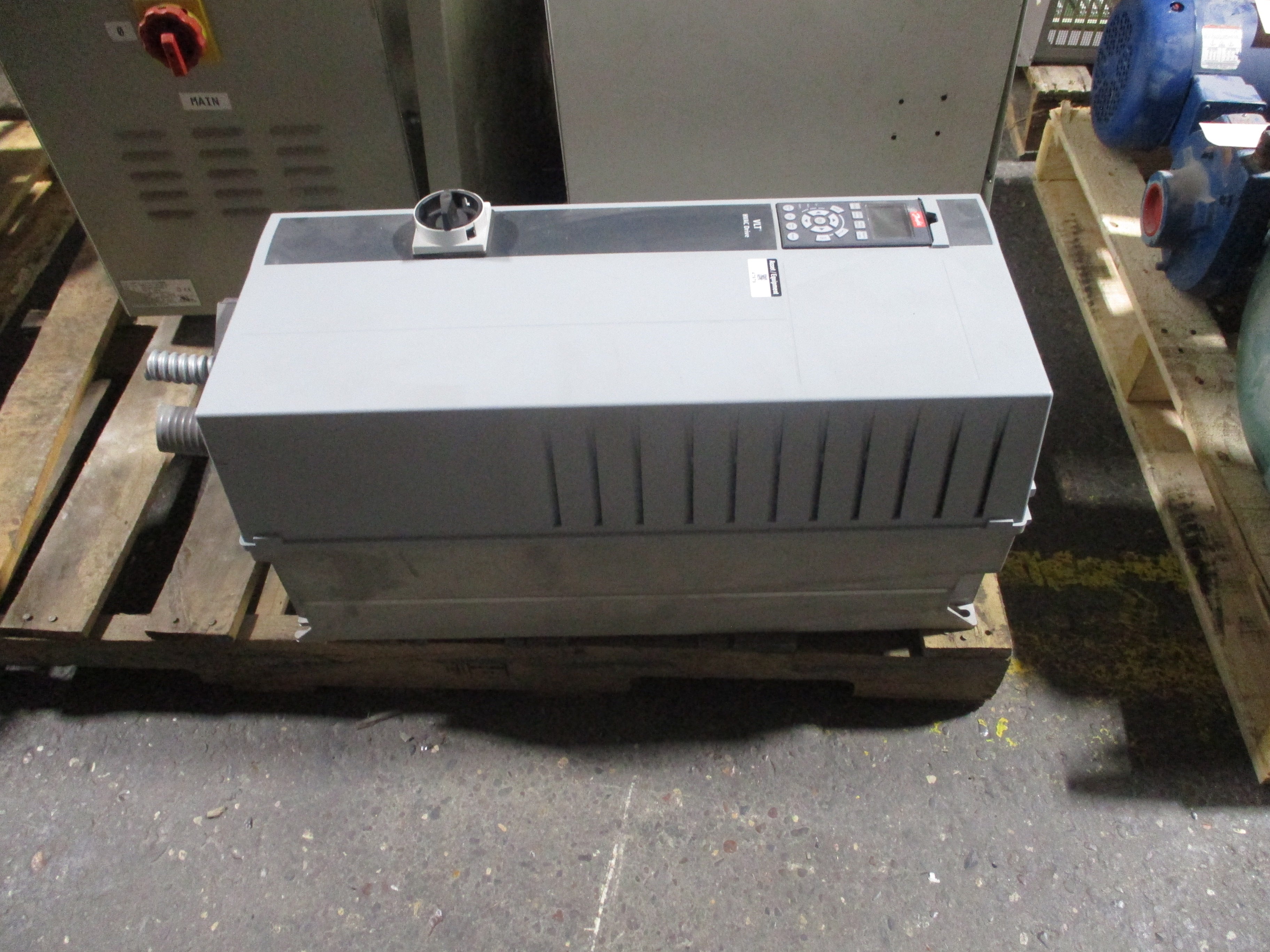 Danfoss VLT AC Drive 131F0740 75HP 3Ph Input: 3x380-480V / 50-60Hz / 95A Output: