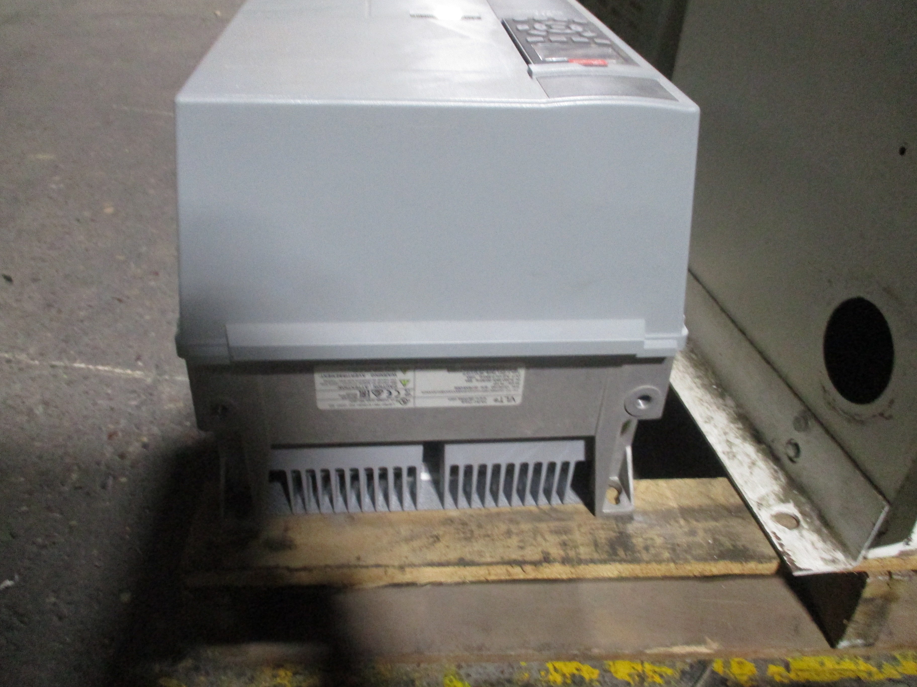 Danfoss VLT AC Drive 131F0740 75HP 3Ph Input: 3x380-480V / 50-60Hz / 95A Output: