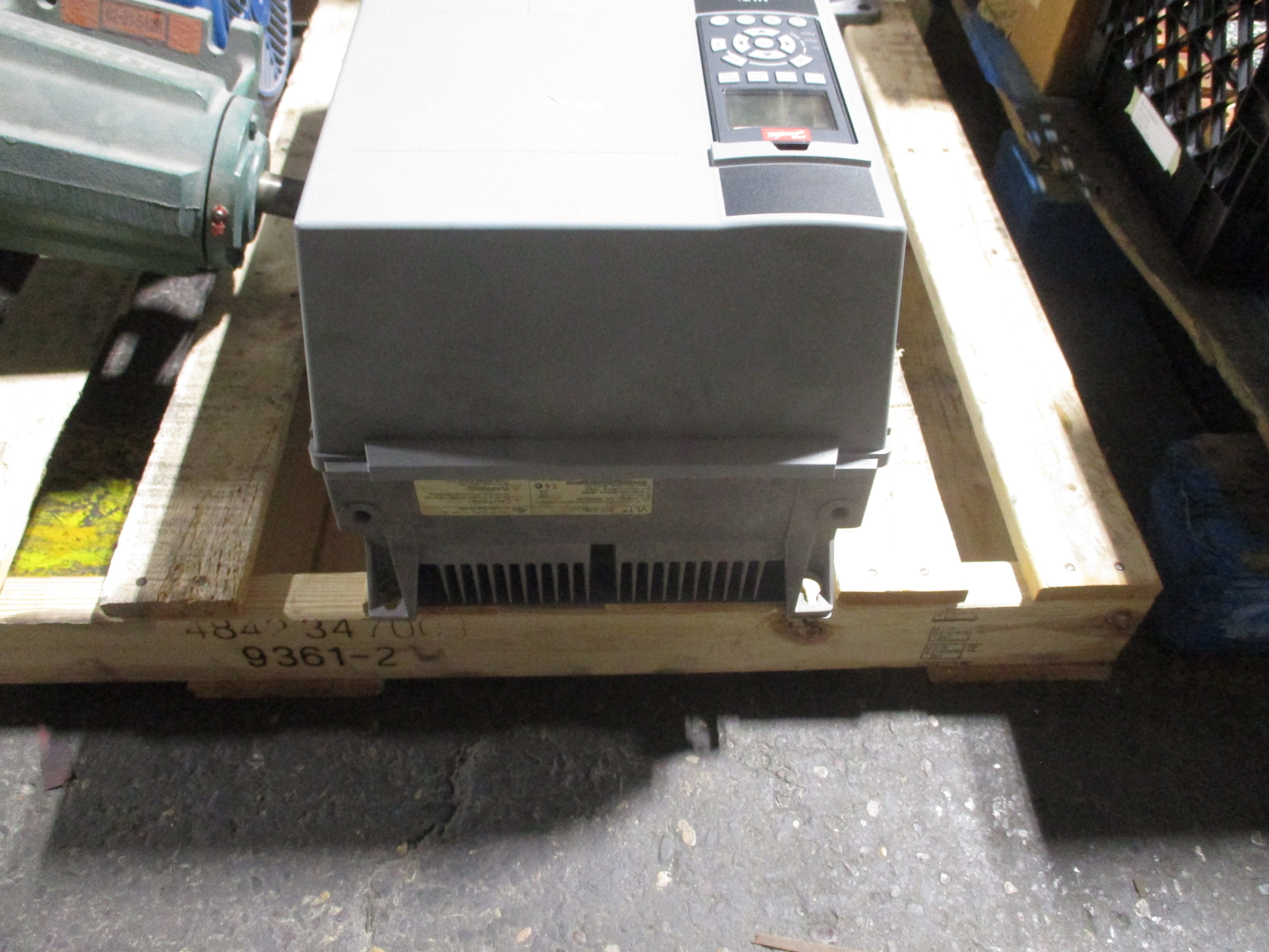 Danfoss VLT AC Drive 131B9894 50HP 3Ph Input: 3x380-480V 50/60Hz / 66/59A Output