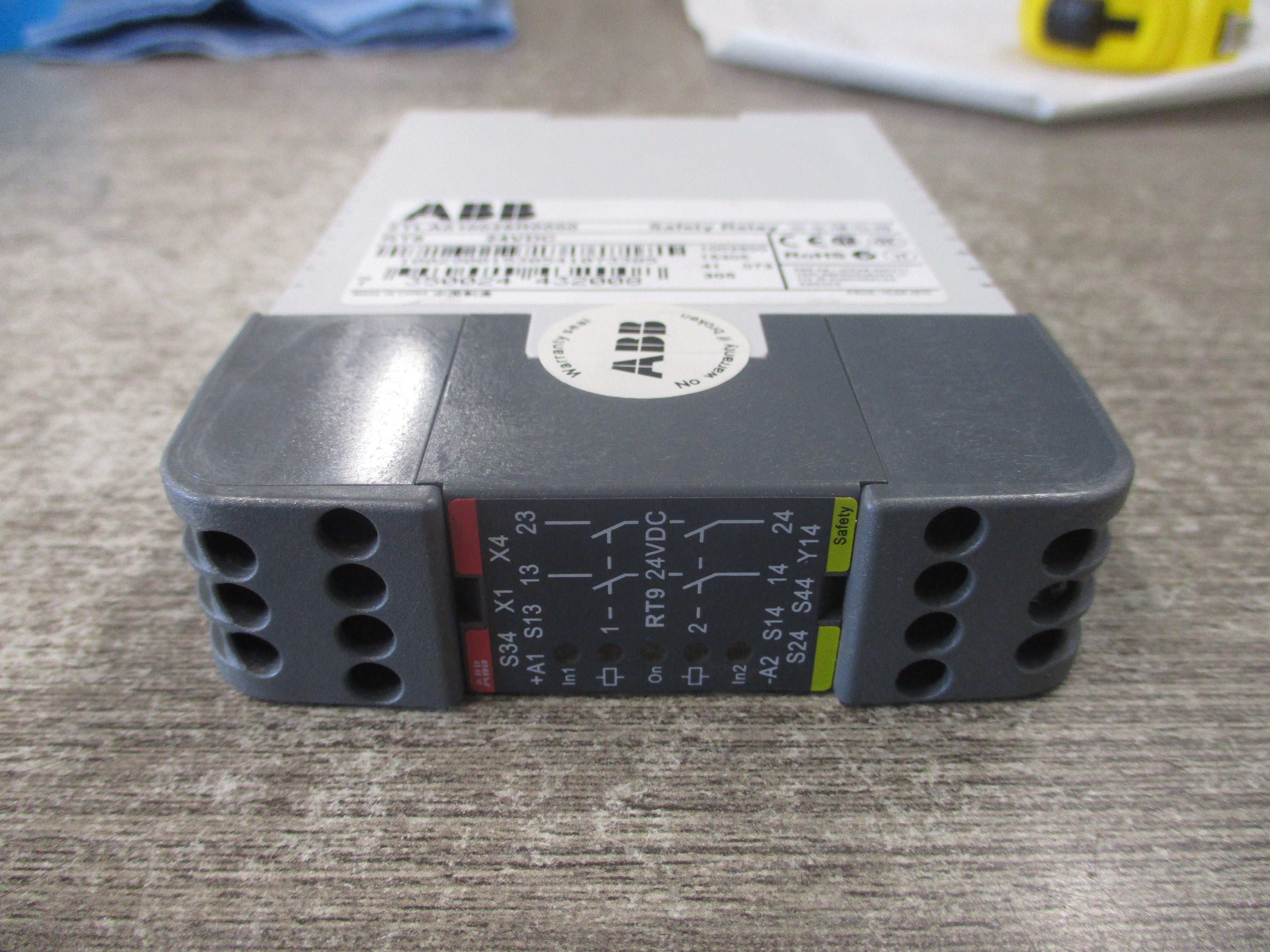 ABB RT9 Safety Relay 2TLA010029R0000 24VDC Used