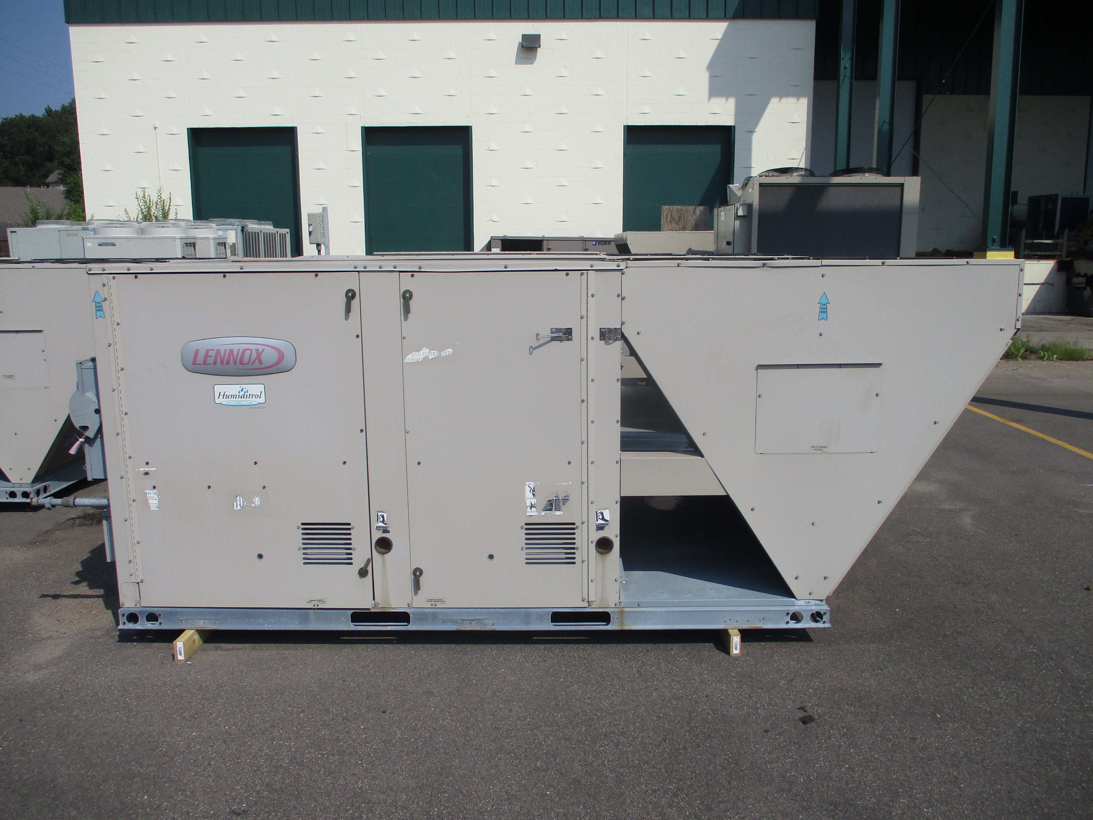 Lennox Rooftop Unit LGA 240 H4 BSG 20 Ton 460V 249.000 BTU 2009 MFD R410A Natural Gas Heat Used