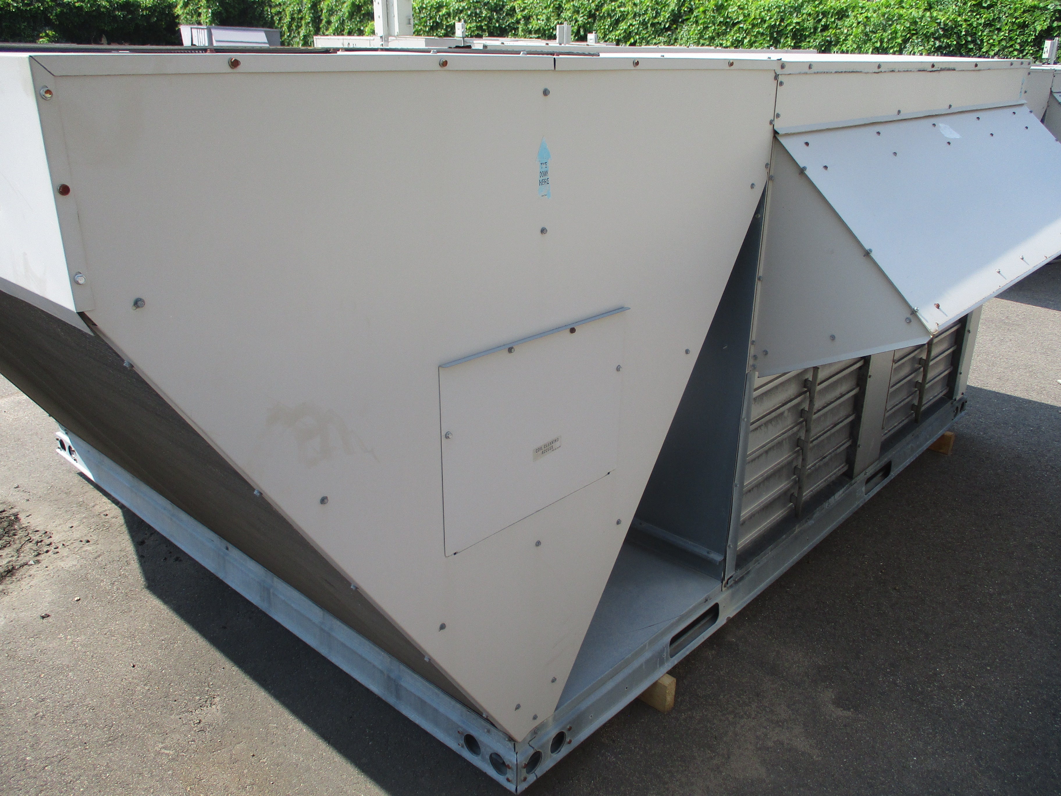 Lennox Rooftop Unit LGC180H2BM2G 15. Ton 460V 53KW 345.00 BTU Natural Gas Heat Year 2008 R410A Used