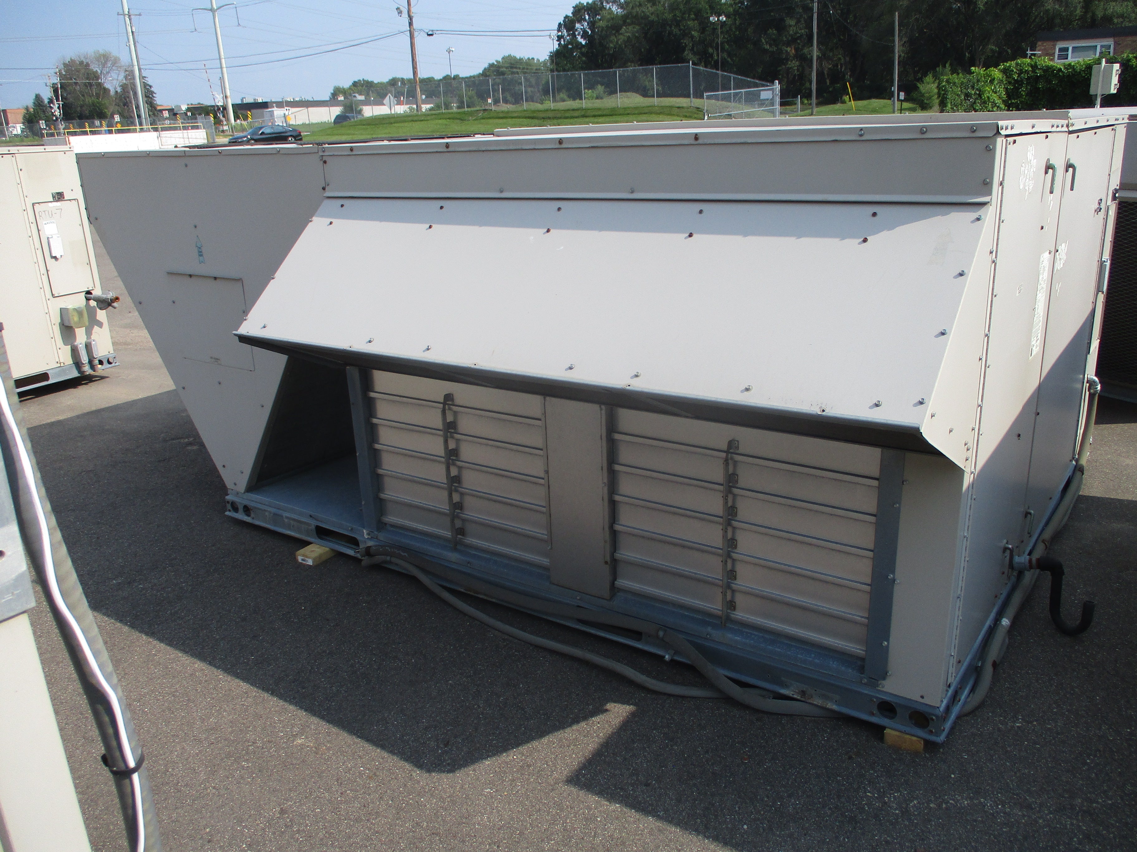 Lennox Rooftop Unit LGC156H4BL2G 12.5 Ton 460V 46KW 169.000 BTU R410A 2009 MFD Natural Gas Heat Used