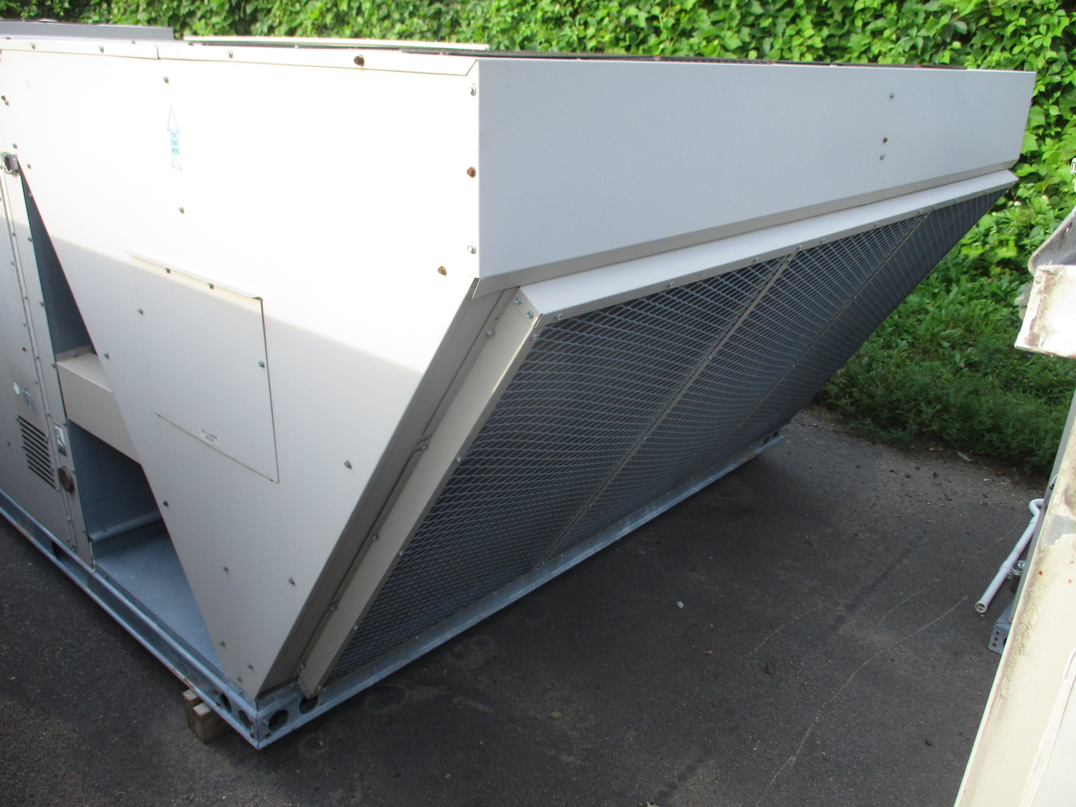 Lennox Rooftop Unit LGC156H4BL2G 12.5 Ton 460V 46KW 169.000 BTU R410A 2009 MFD Natural Gas Heat Used