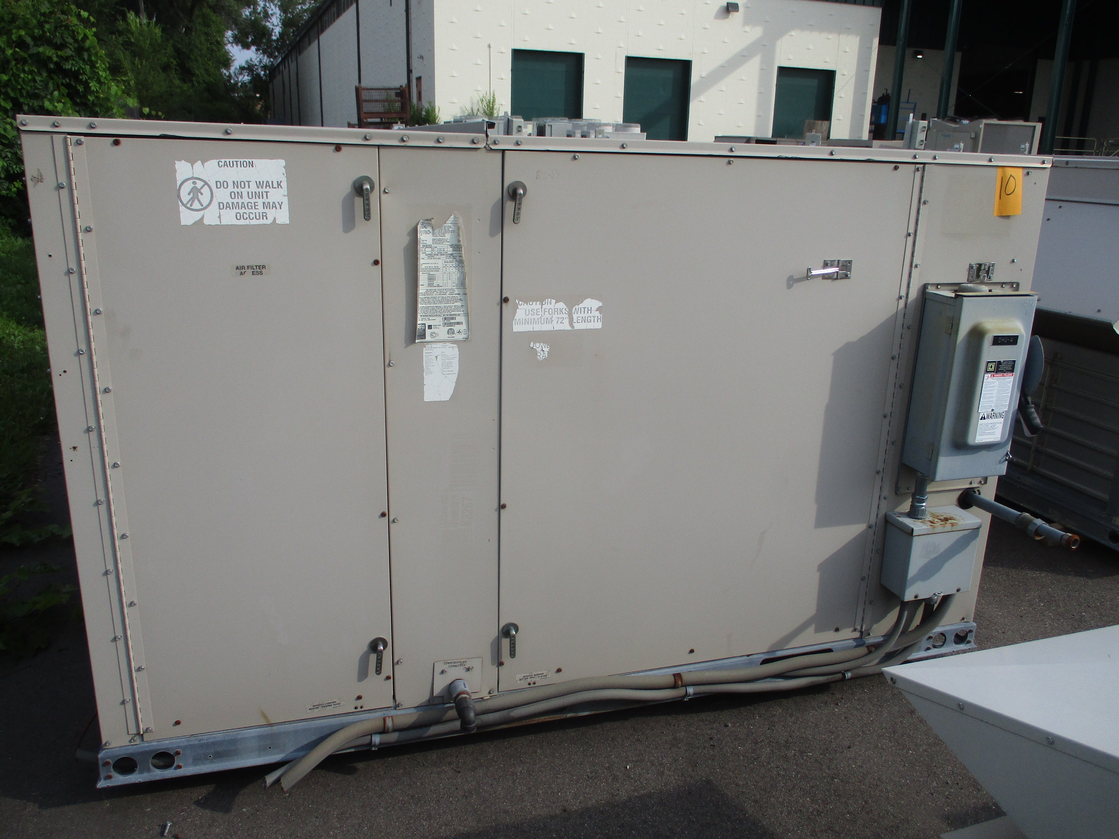 Lennox Rooftop Unit LGA 240 H4 BSG 20 Ton 460V 249.000 BTU 2009 MFD R410A Natural Gas Heat Used
