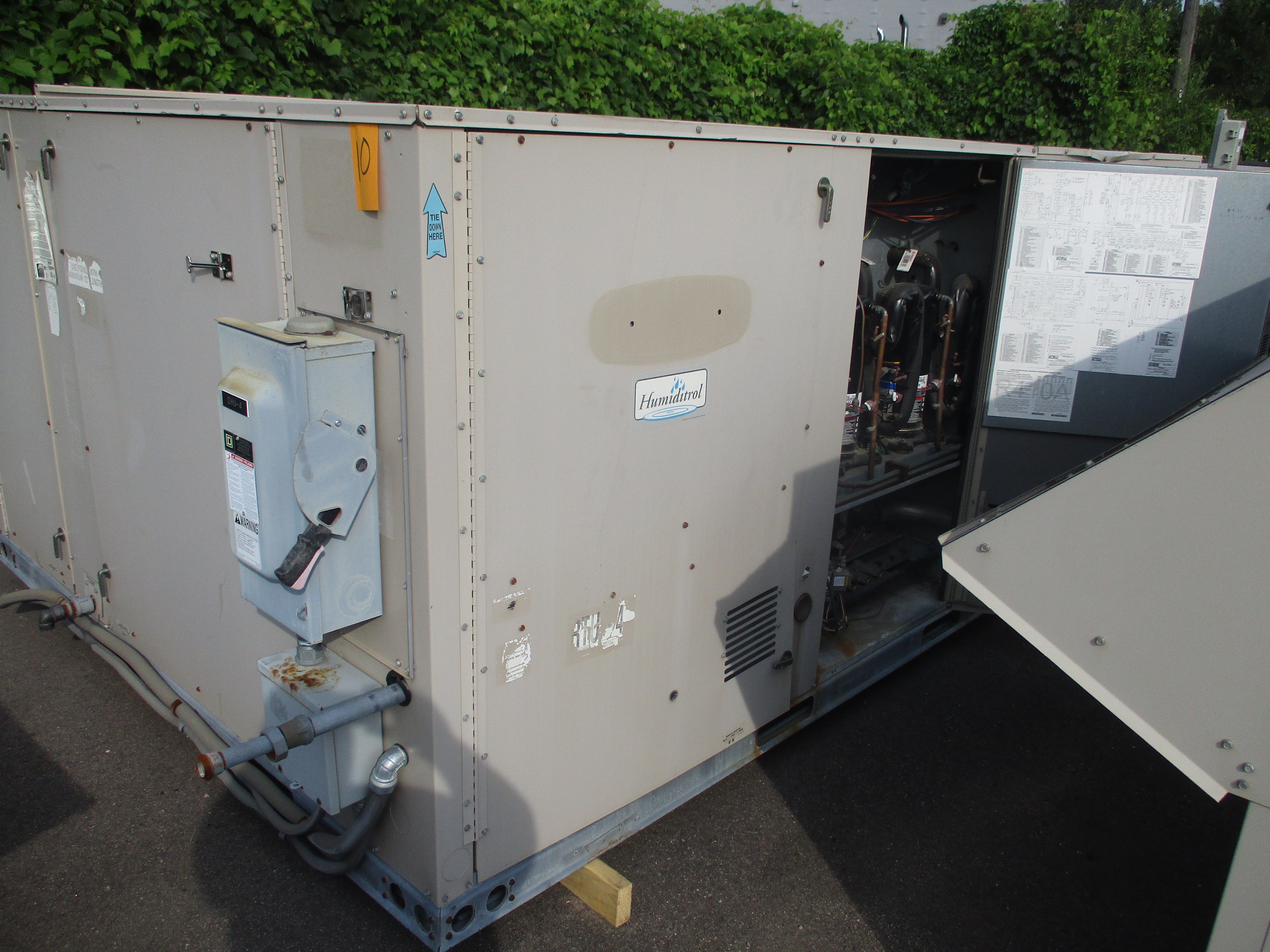 Lennox Rooftop Unit LGA 240 H4 BSG 20 Ton 460V 249.000 BTU 2009 MFD R410A Natural Gas Heat Used