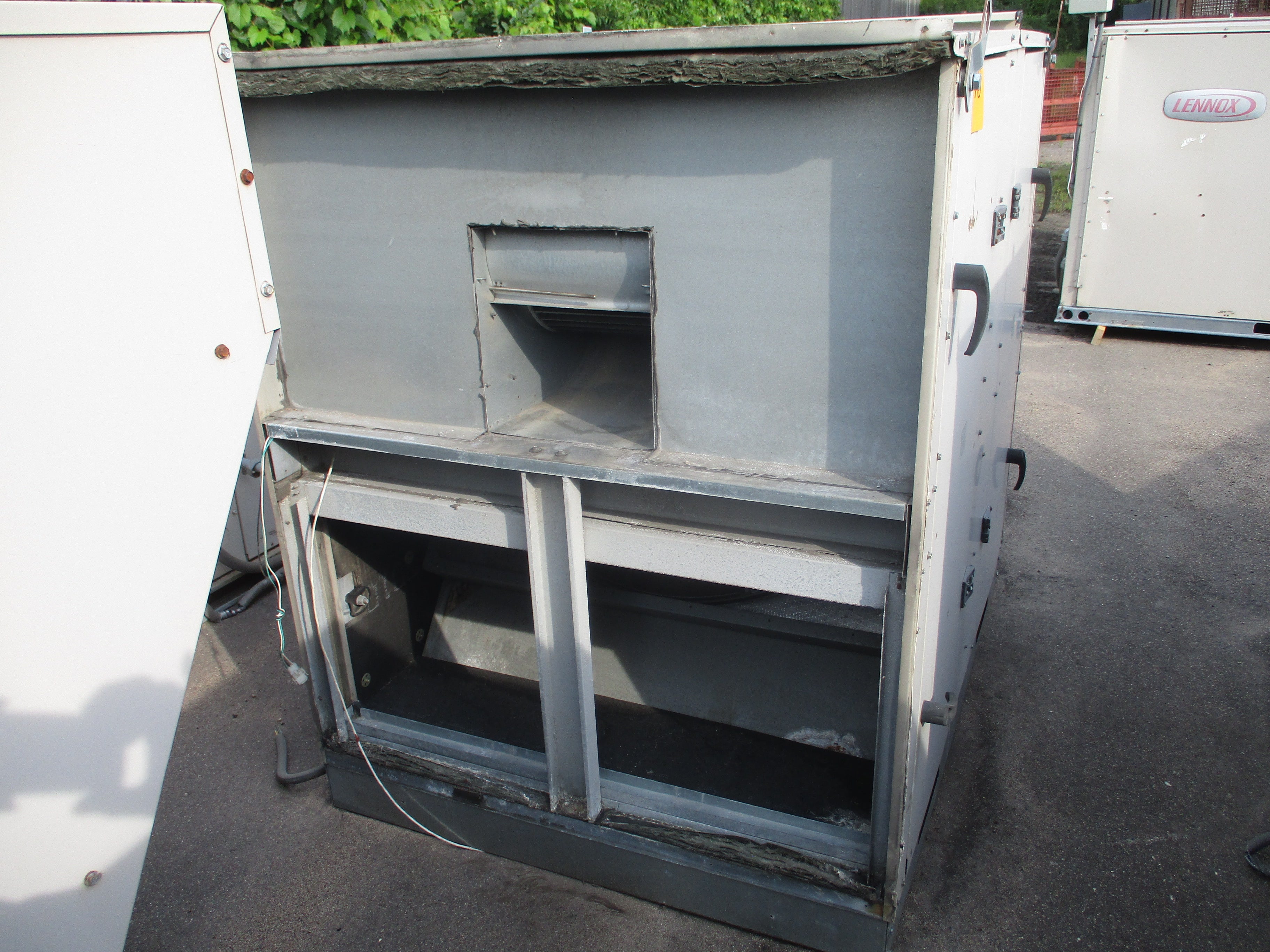 Lennox Rooftop Unit LGA 240 H4 BSG 20 Ton 460V 249.000 BTU 2009 MFD R410A Natural Gas Heat Used