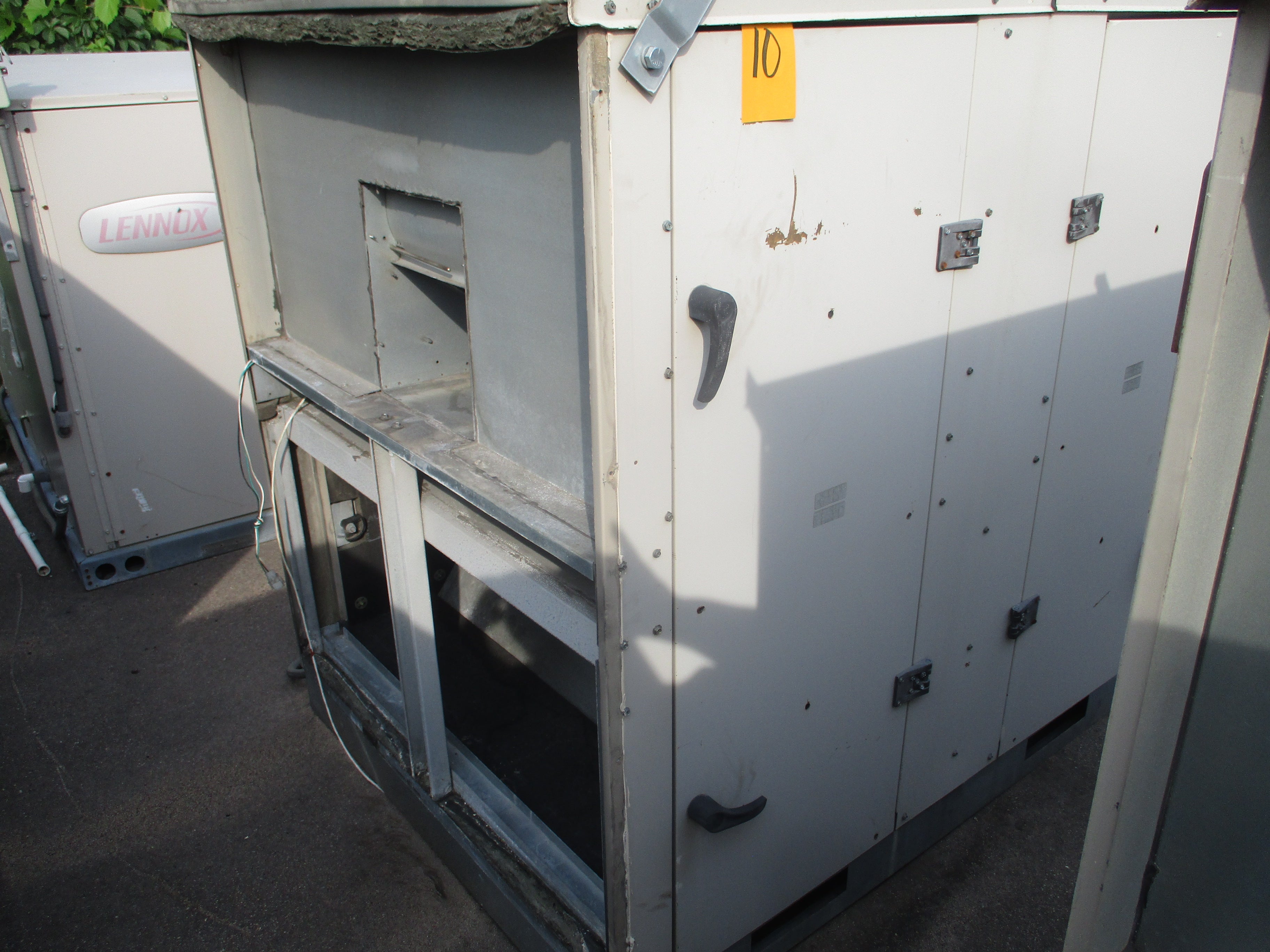 Lennox Rooftop Unit LGA 240 H4 BSG 20 Ton 460V 249.000 BTU 2009 MFD R410A Natural Gas Heat Used