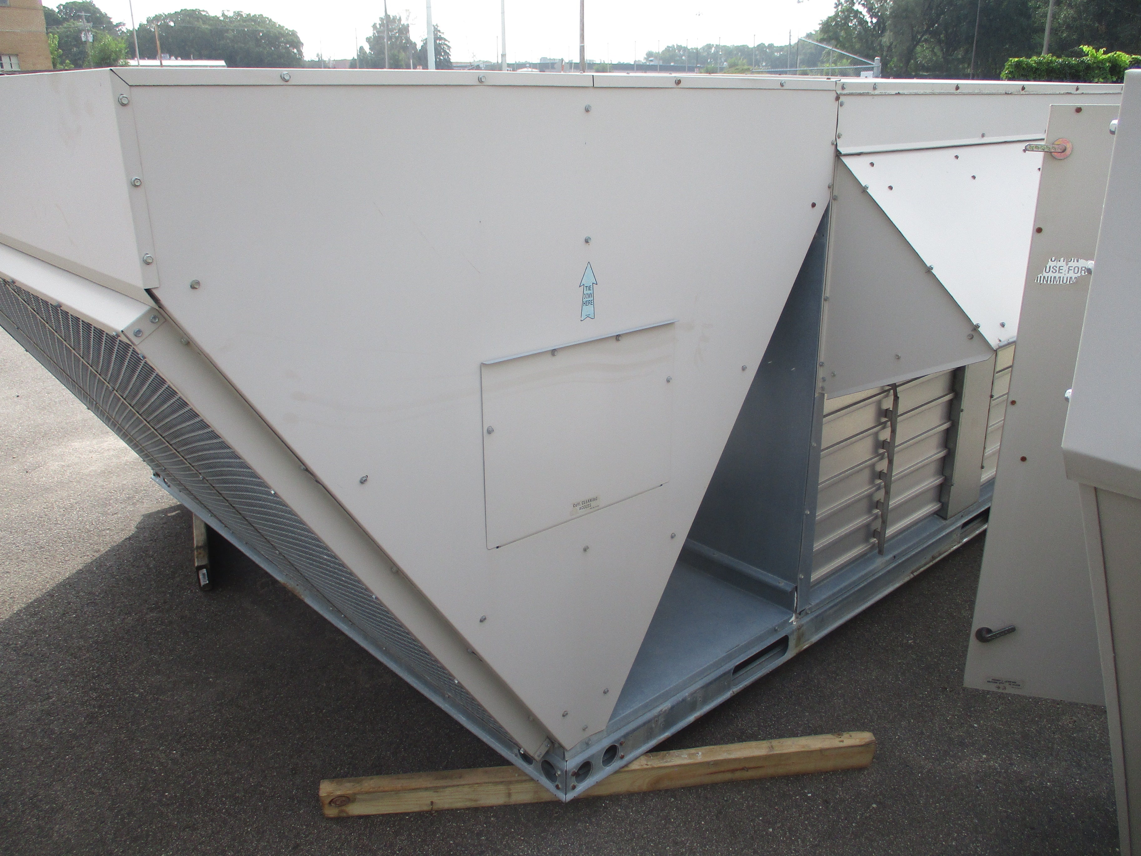 Lennox Rooftop Unit LGC156H4BL2G 12.5 Ton 460V 46KW 169.000 BTU R410A 2009 MFD Natural Gas Heat Used