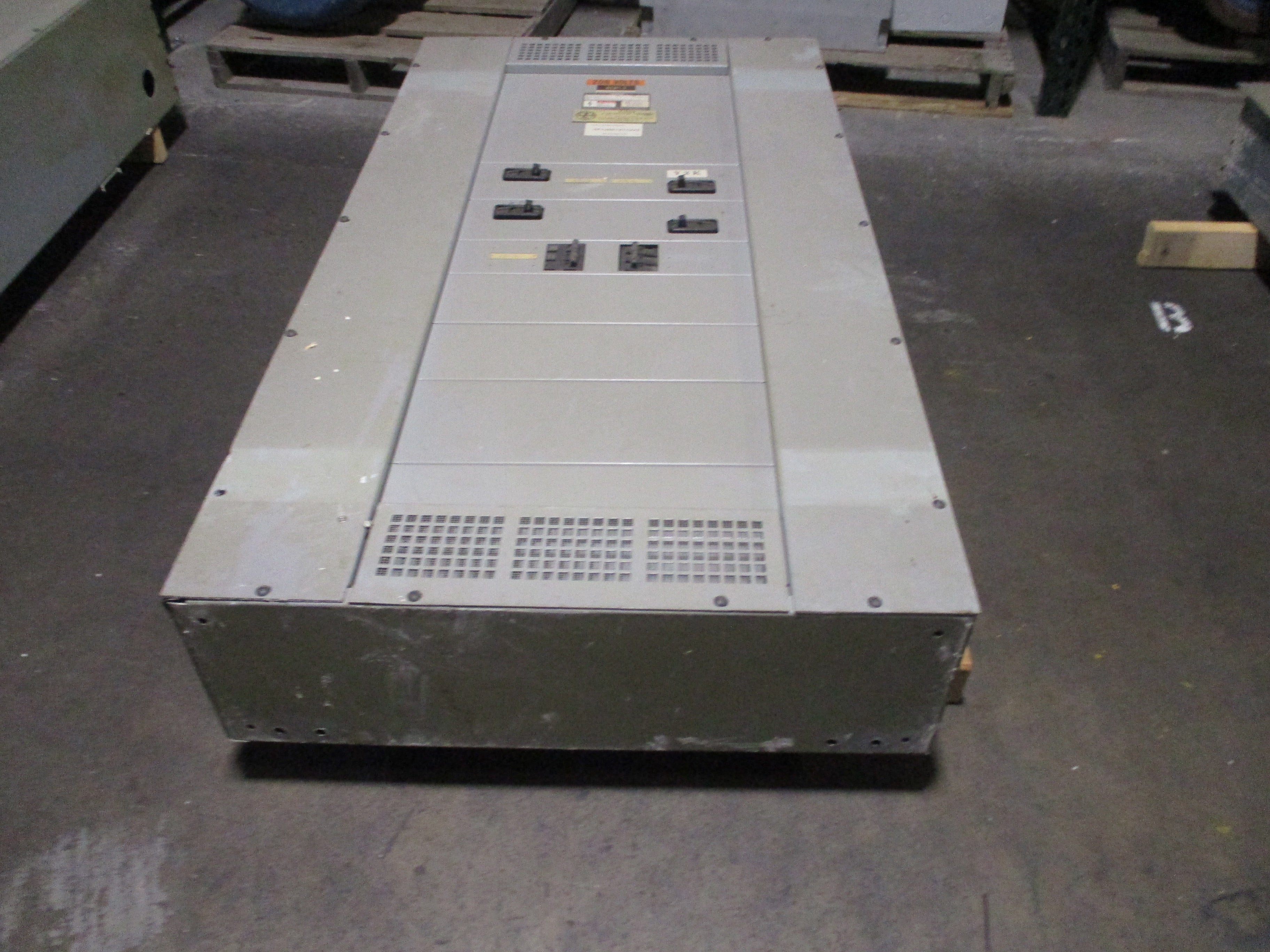 Siemens S4C60ML600DTS 600A 208Y/120V 3Ph 4W Breakers: (3) 225A (1) 100A Large Fr