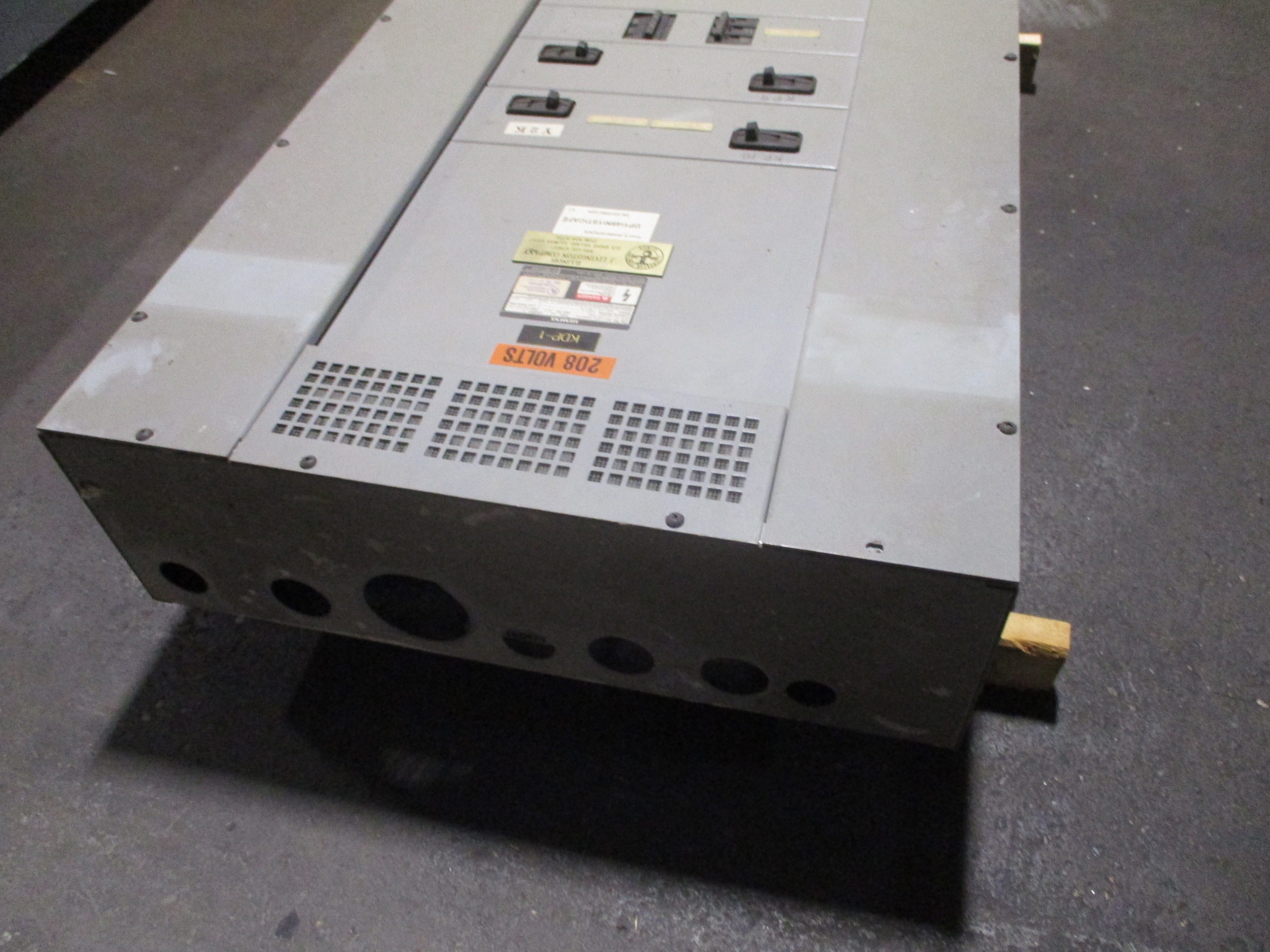Siemens S4C60ML600DTS 600A 208Y/120V 3Ph 4W Breakers: (3) 225A (1) 100A Large Fr