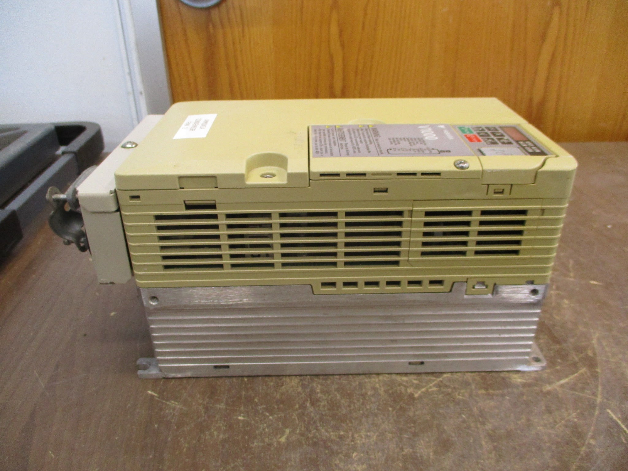 Yaskawa V1000 AC Drive CIMR-VU4A0018FAA 10HP 3Ph w/ Keypad Used