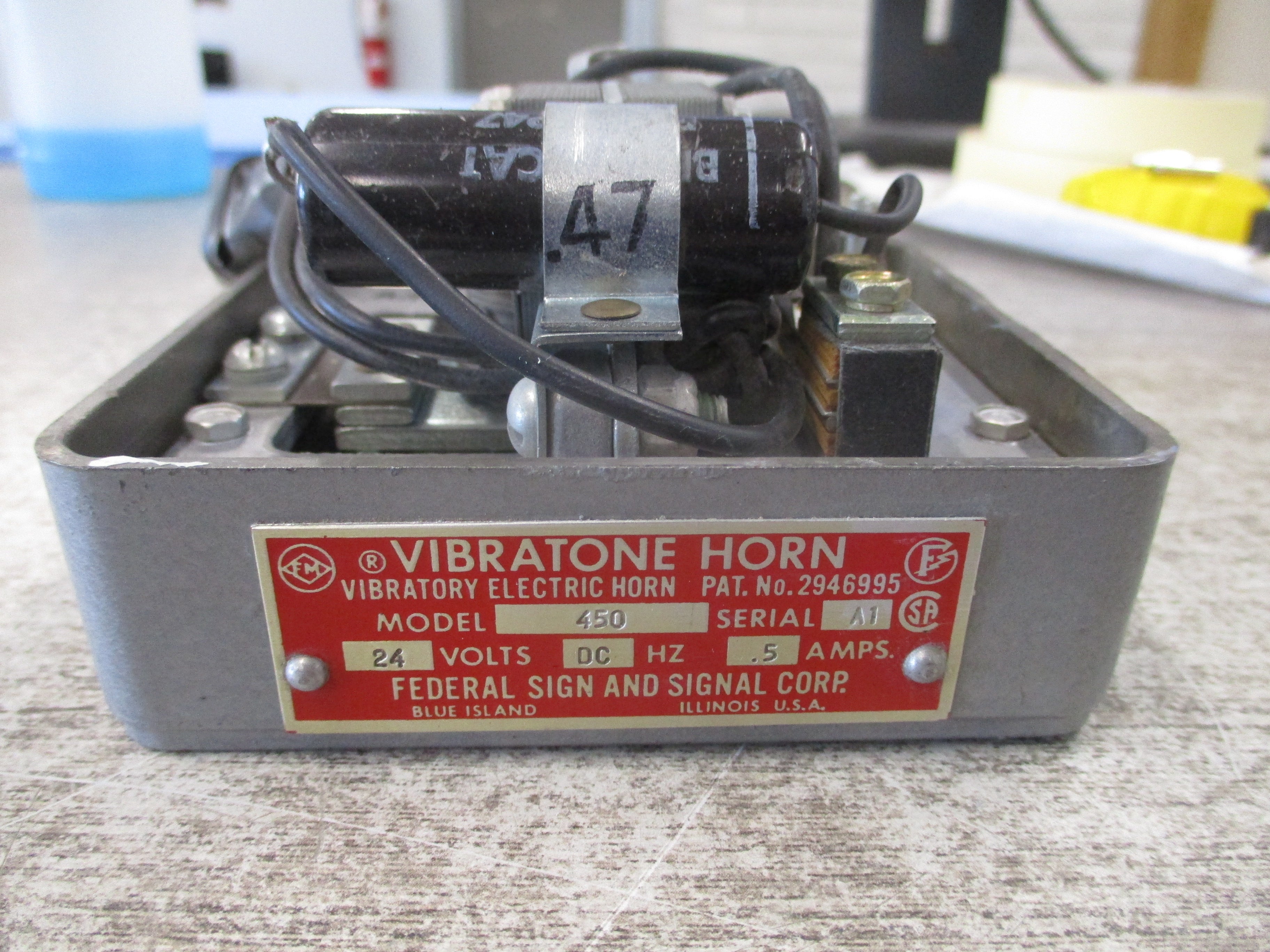 Federal Signal Vibratone Horn Model 450 24VDC 0.5A *MIssing (1) Mounting Screw* Used