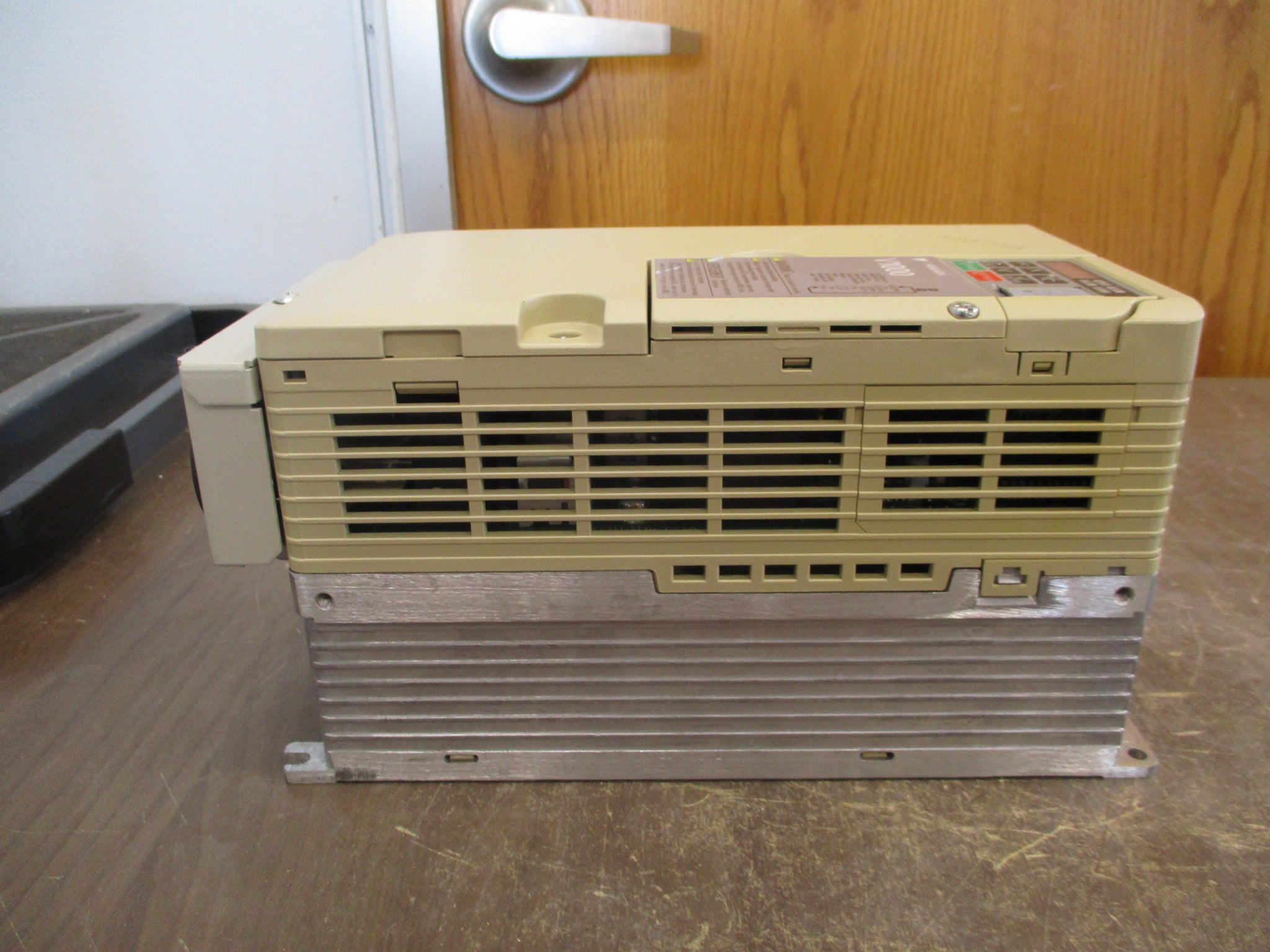 Yaskawa V1000 AC Drive CIMR-VU4A0018FAA 10HP 3Ph w/ Keypad Used