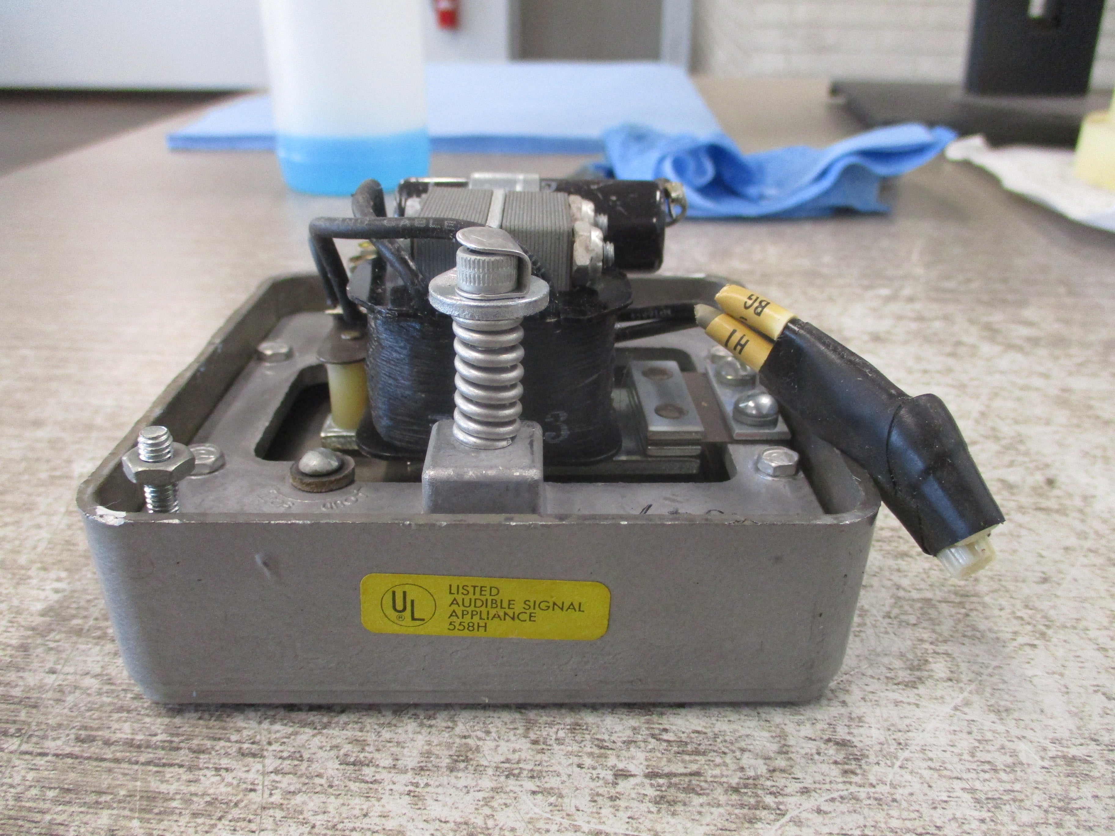 Federal Signal Vibratone Horn Model 450 24VDC 0.5A *MIssing (1) Mounting Screw* Used