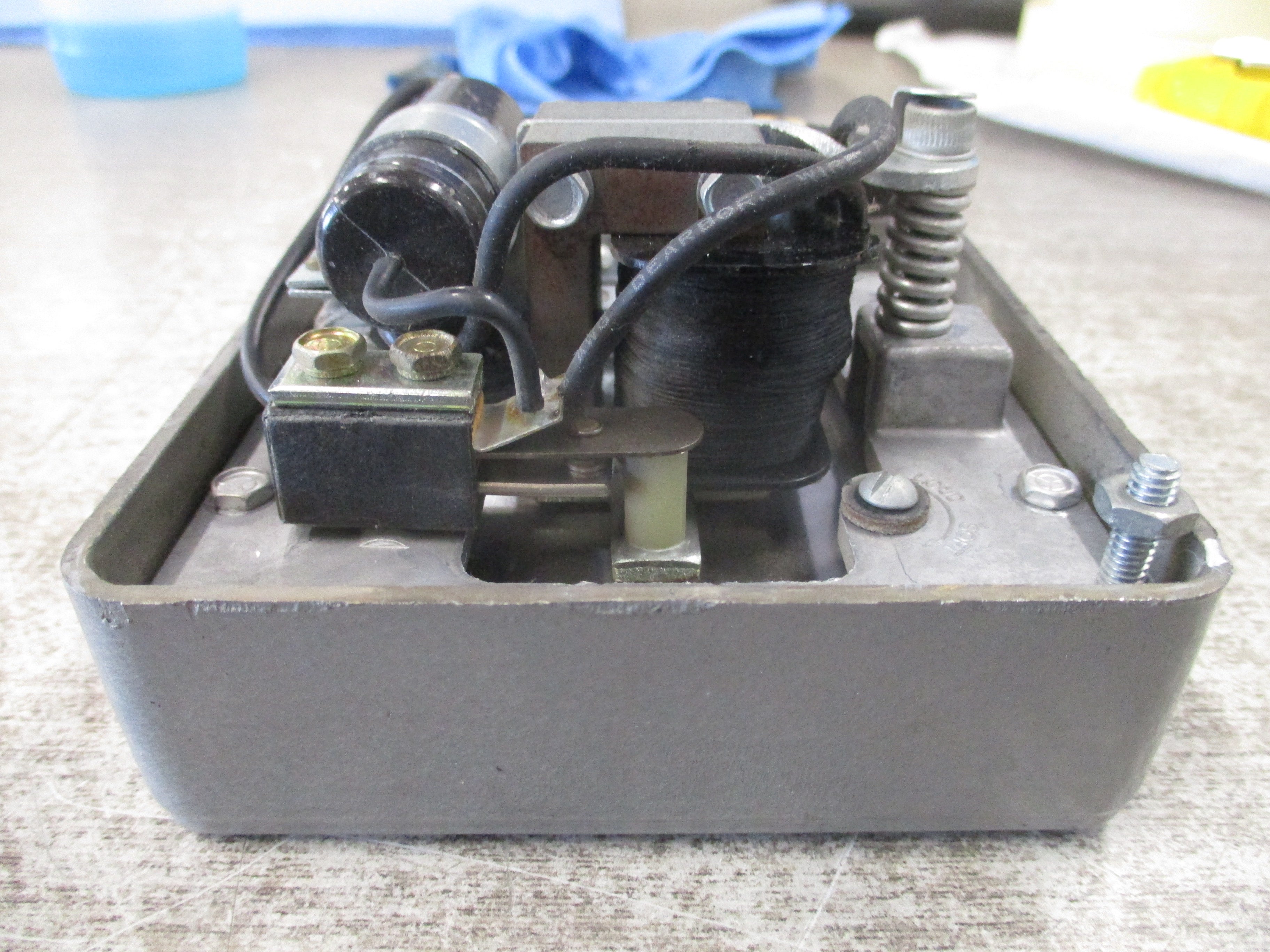 Federal Signal Vibratone Horn Model 450 24VDC 0.5A *MIssing (1) Mounting Screw* Used