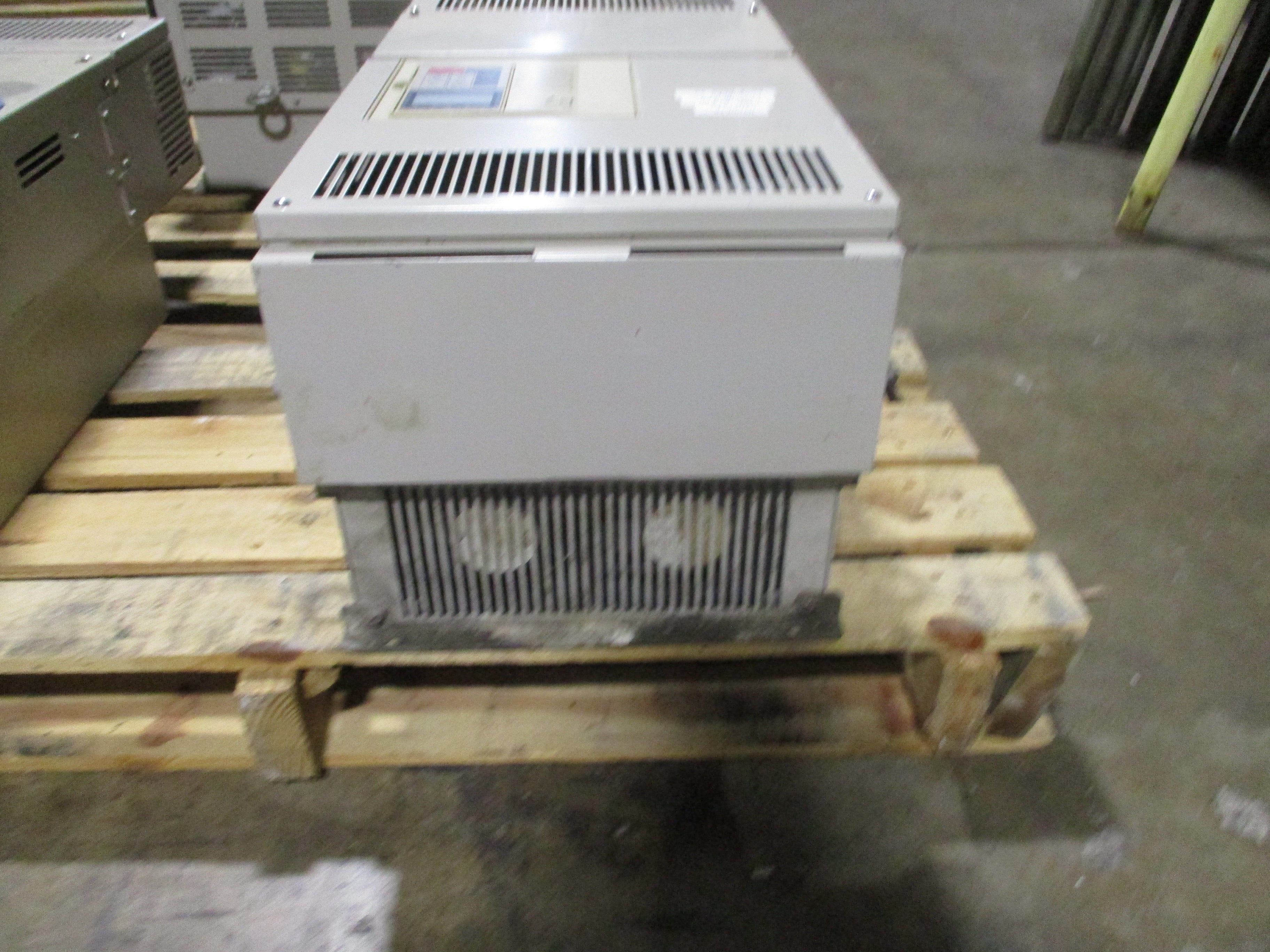 Yaskawa Varispeed P7 AC Drive CIMR-P7U4045 75HP 3Ph Input: AC 3PH 380-480V 50/60