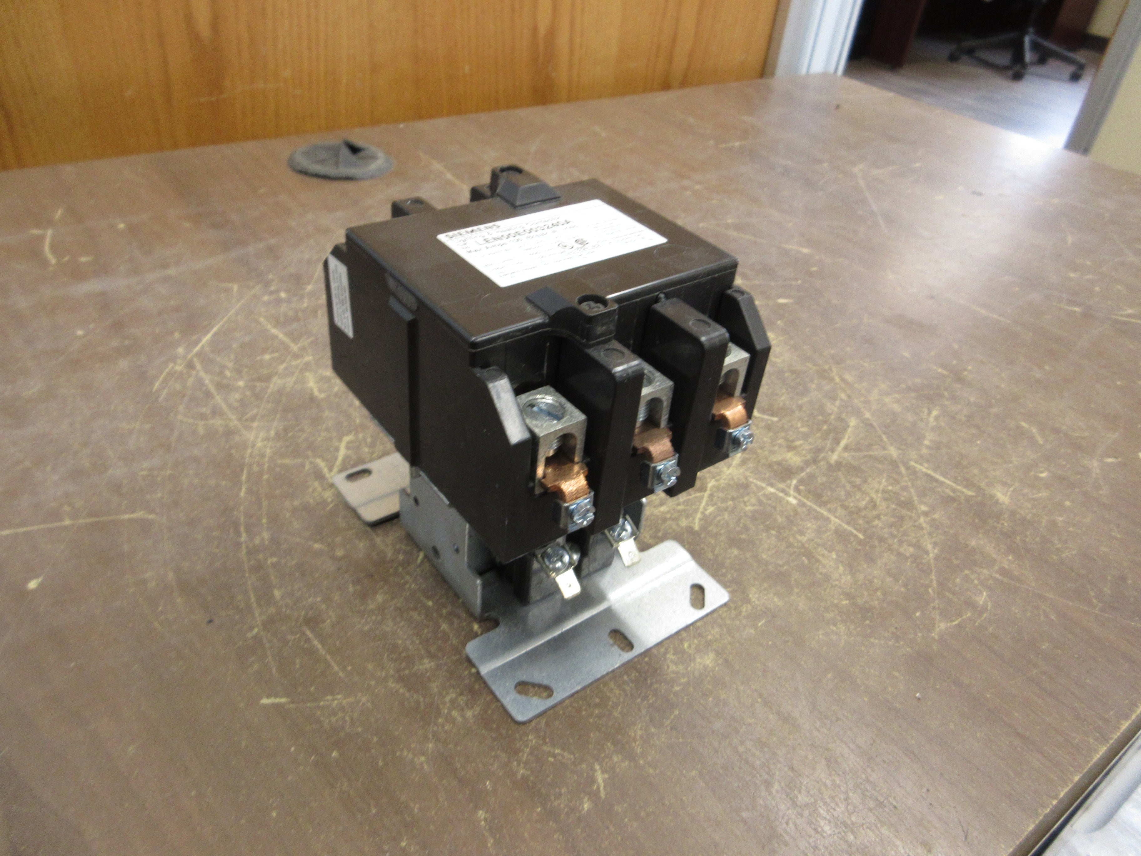 Siemens Lighting & Heating Contactor LEN00E003240A 208/240V Coil 100A 600V Used