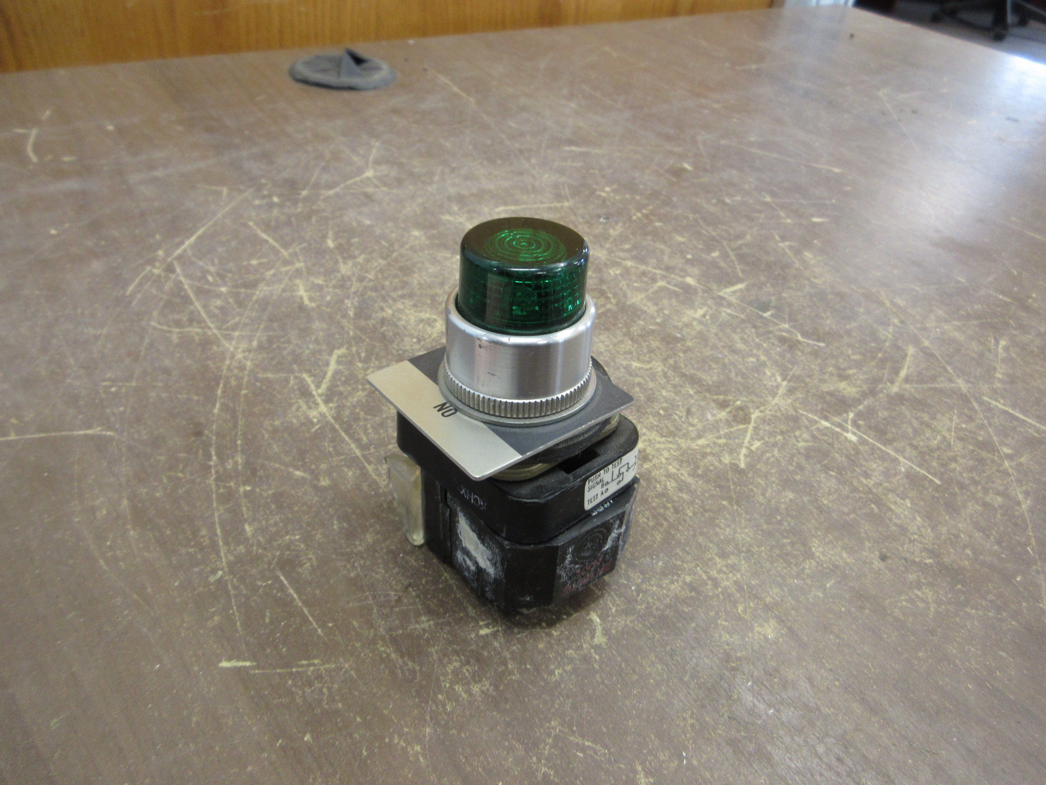 Allen-Bradley Illuminated Push Button 800T-PT16 Ser. B Green Used