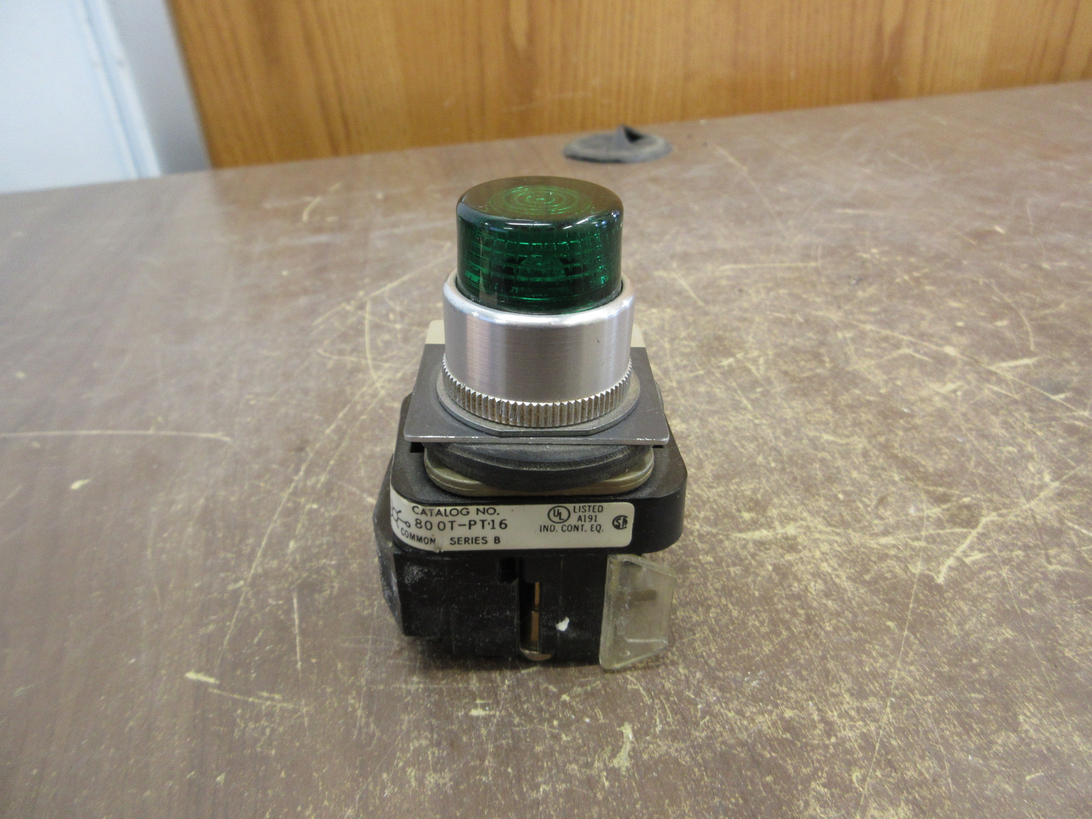 Allen-Bradley Illuminated Push Button 800T-PT16 Ser. B Green Used