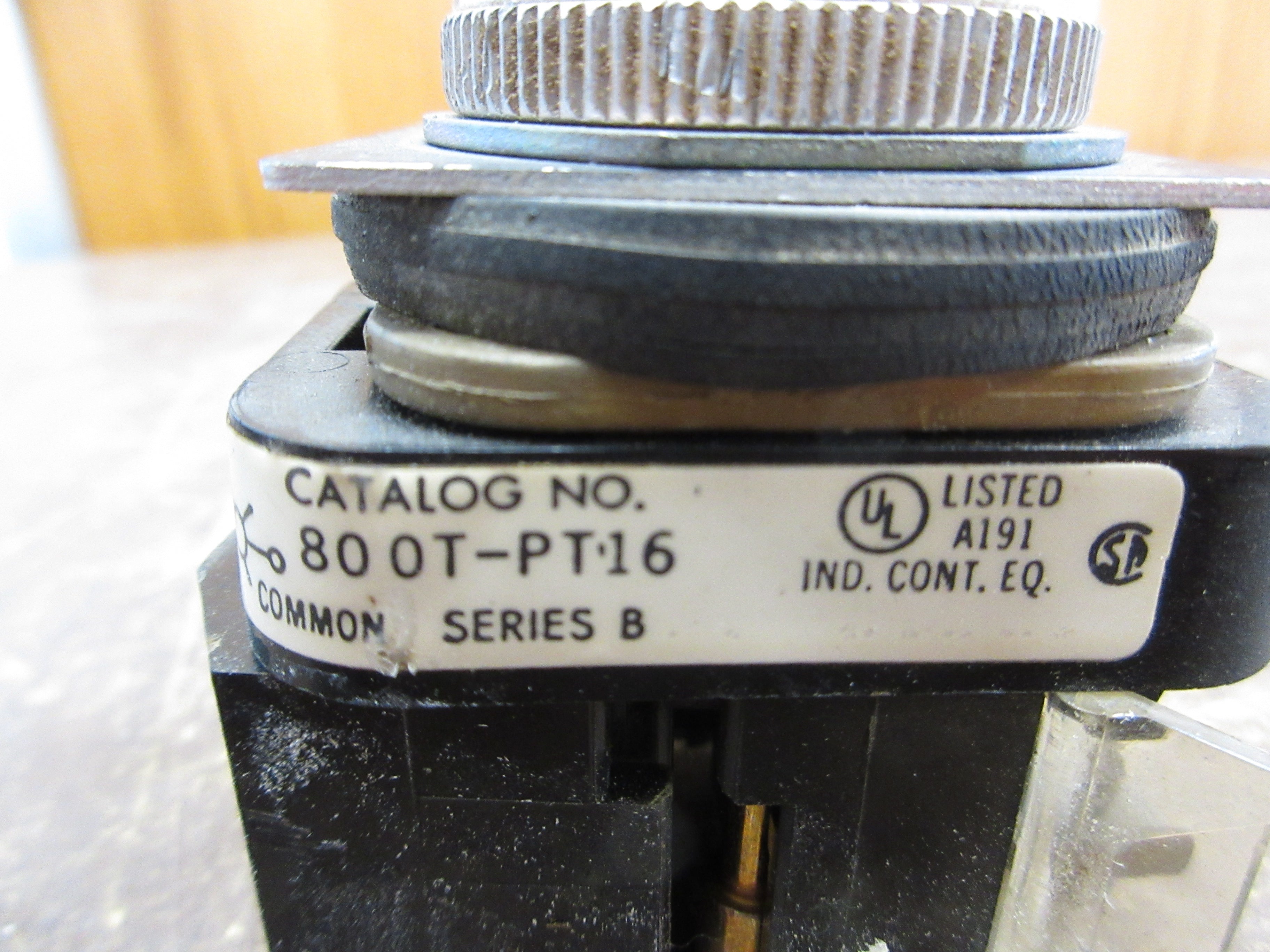 Allen-Bradley Illuminated Push Button 800T-PT16 Ser. B Green Used