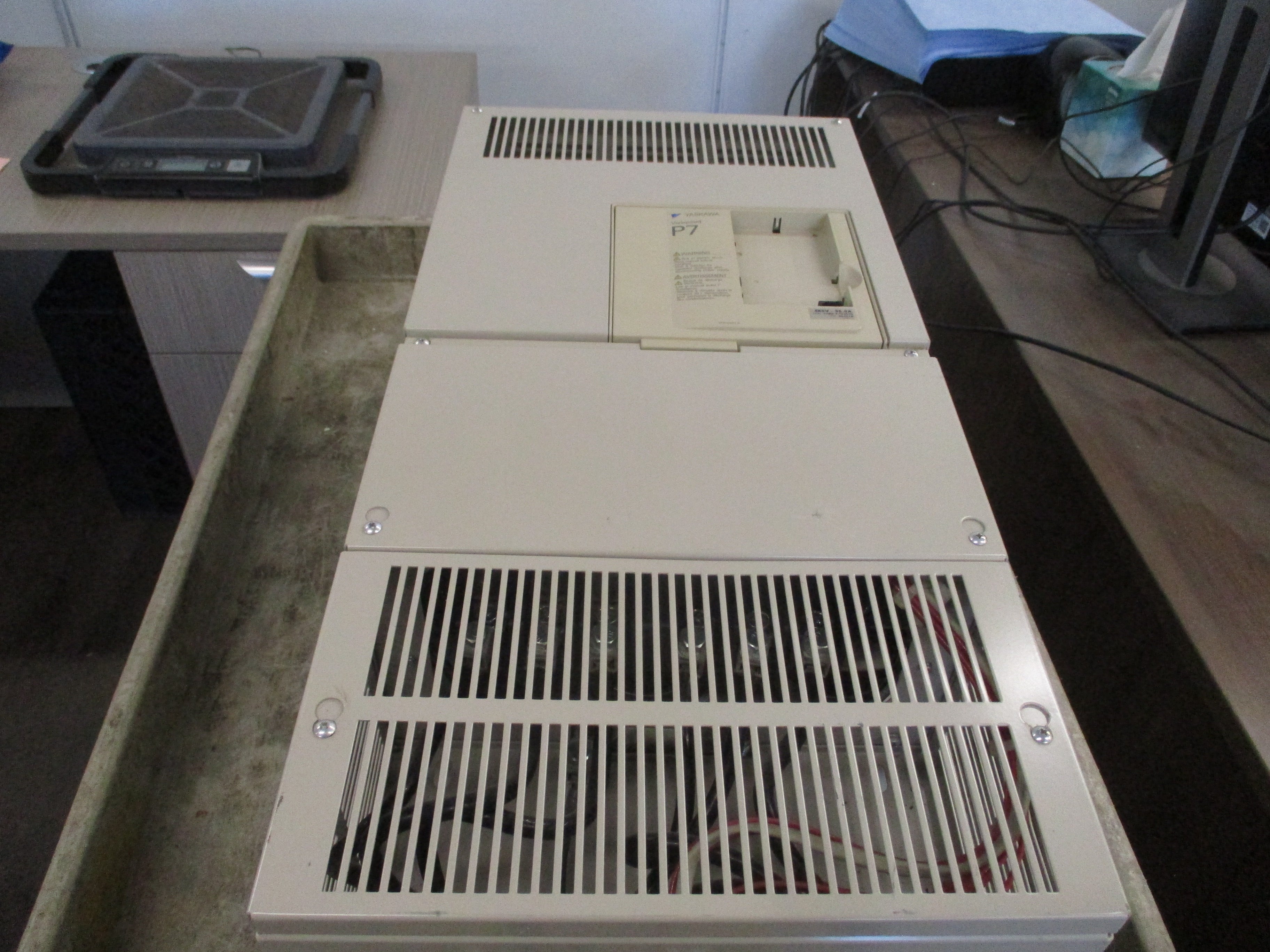 Yaskawa Varispeed P7 AC Drive CIMR-P7U4045 75HP 3Ph Input: AC 3Ph 380-480V
