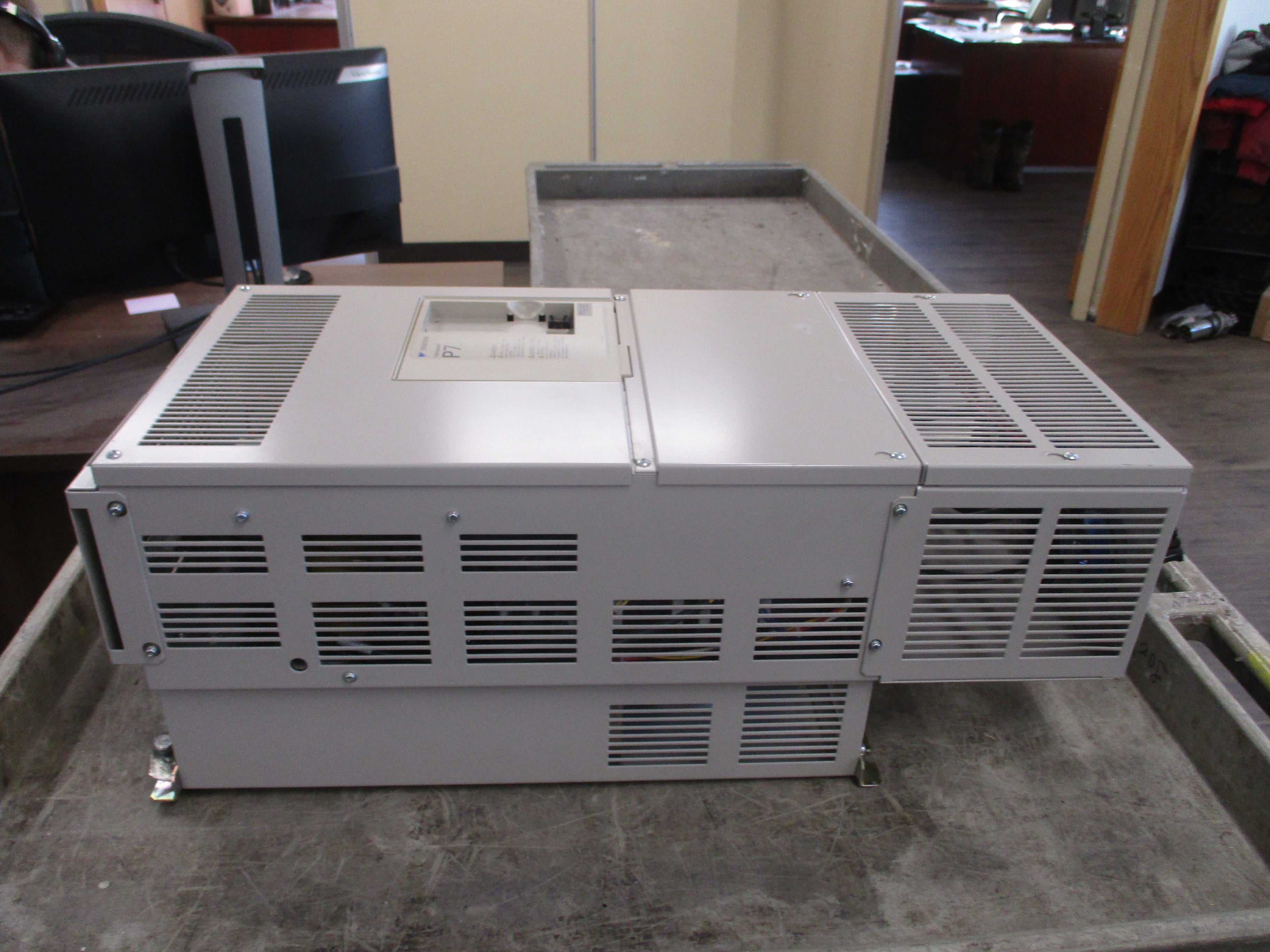 Yaskawa Varispeed P7 AC Drive CIMR-P7U4045 75HP 3Ph Input: AC 3Ph 380-480V