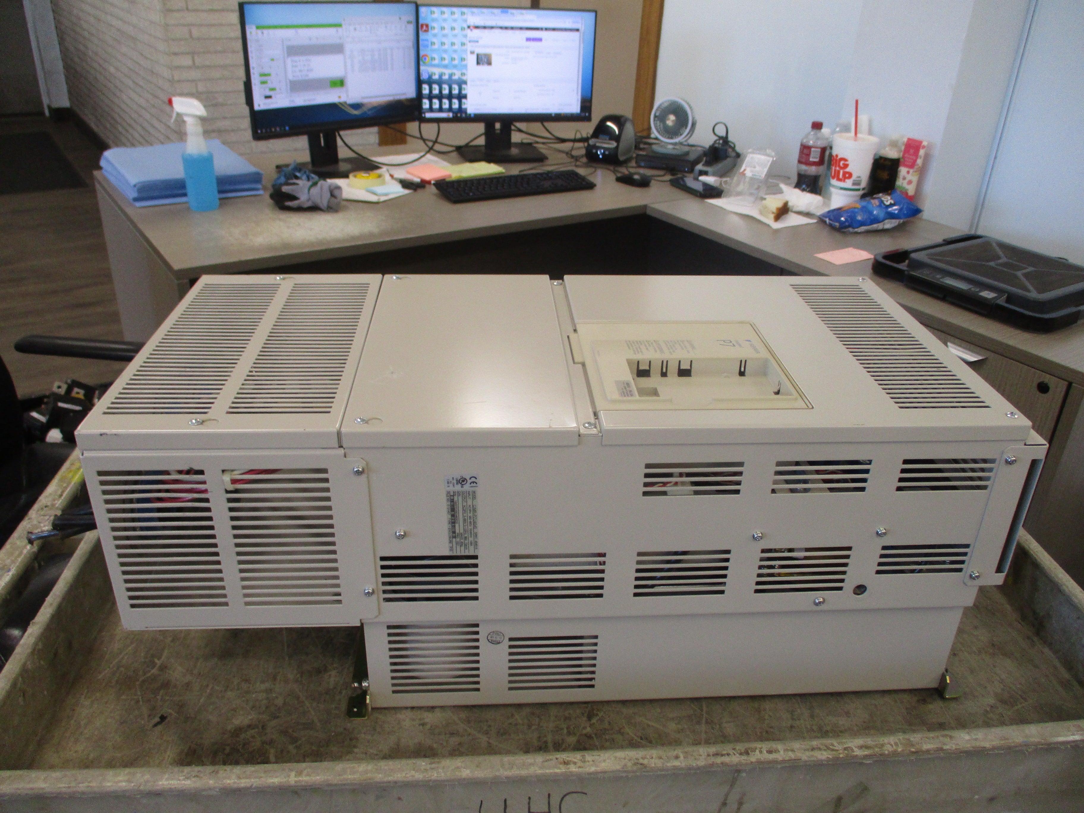 Yaskawa Varispeed P7 AC Drive CIMR-P7U4045 75HP 3Ph Input: AC 3Ph 380-480V