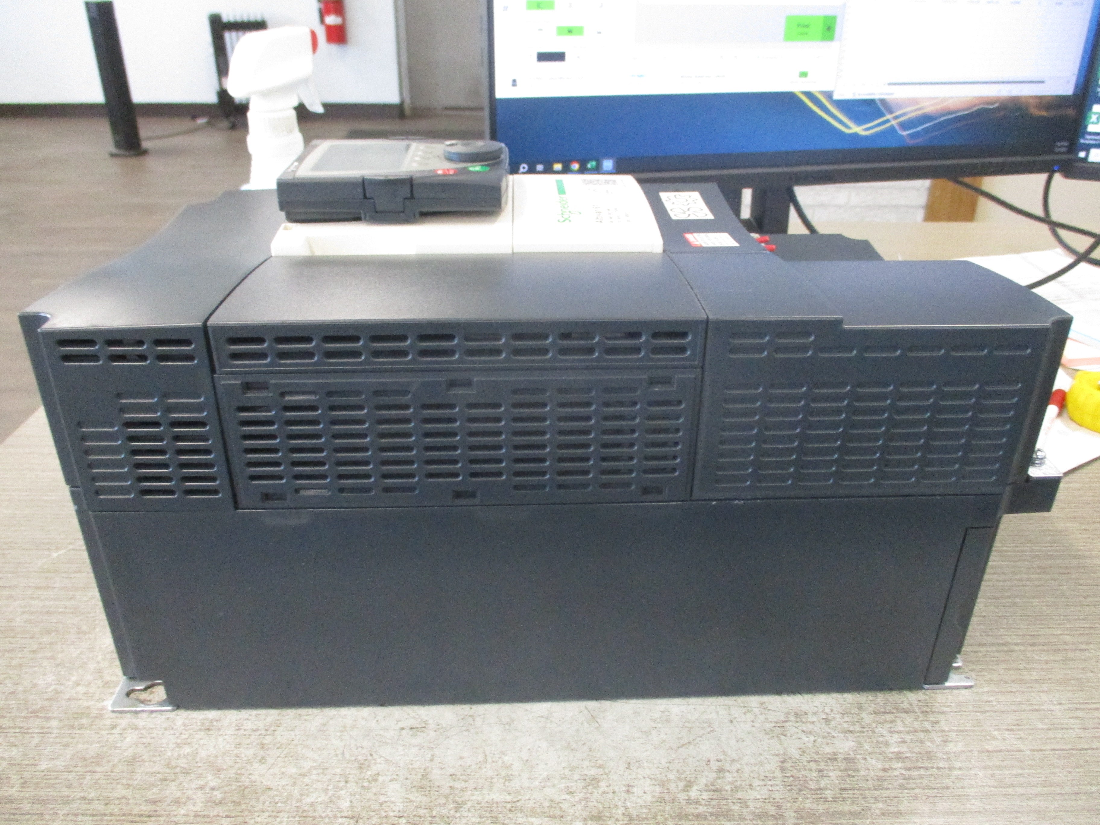 Schneider Electric Altivar 61 AC Drive ATV61HD18N4 25HP 3Ph Input: 380-480V