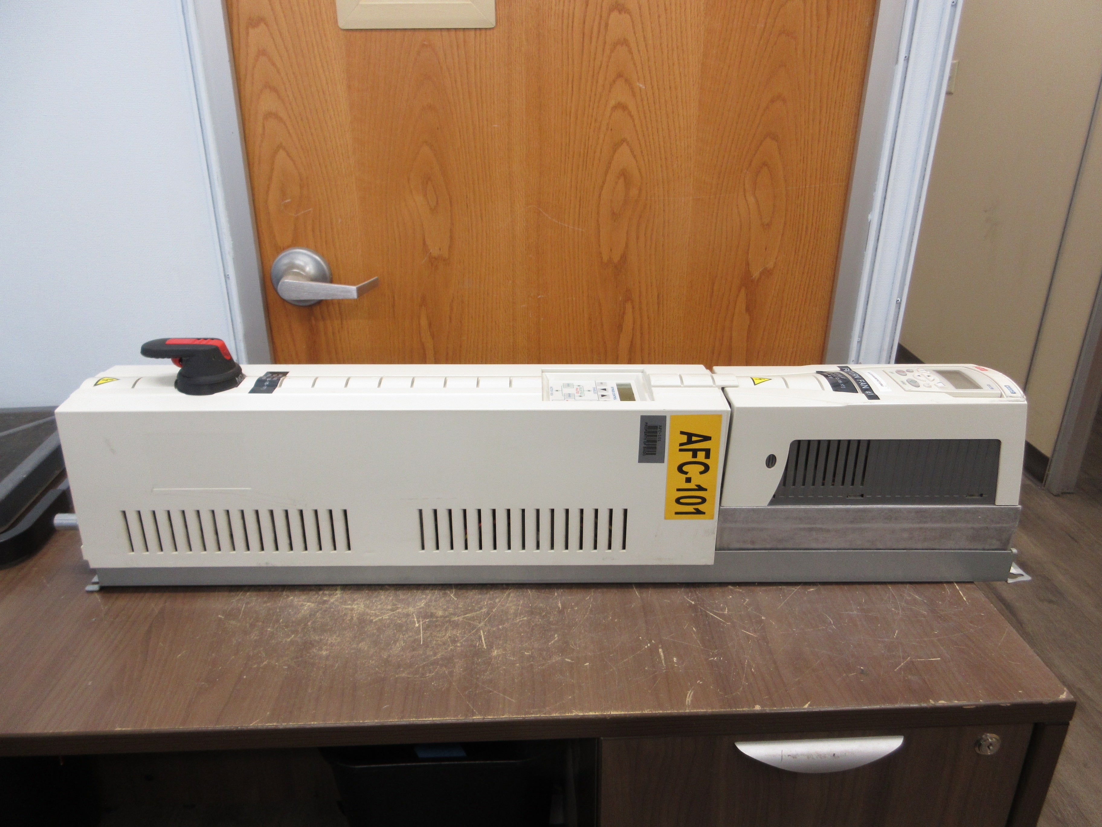 ABB ACH550 AC Drive w/ Bypass ACH550-VCR-04A6-2+F267 1HP 3Ph w/ Keypad Used