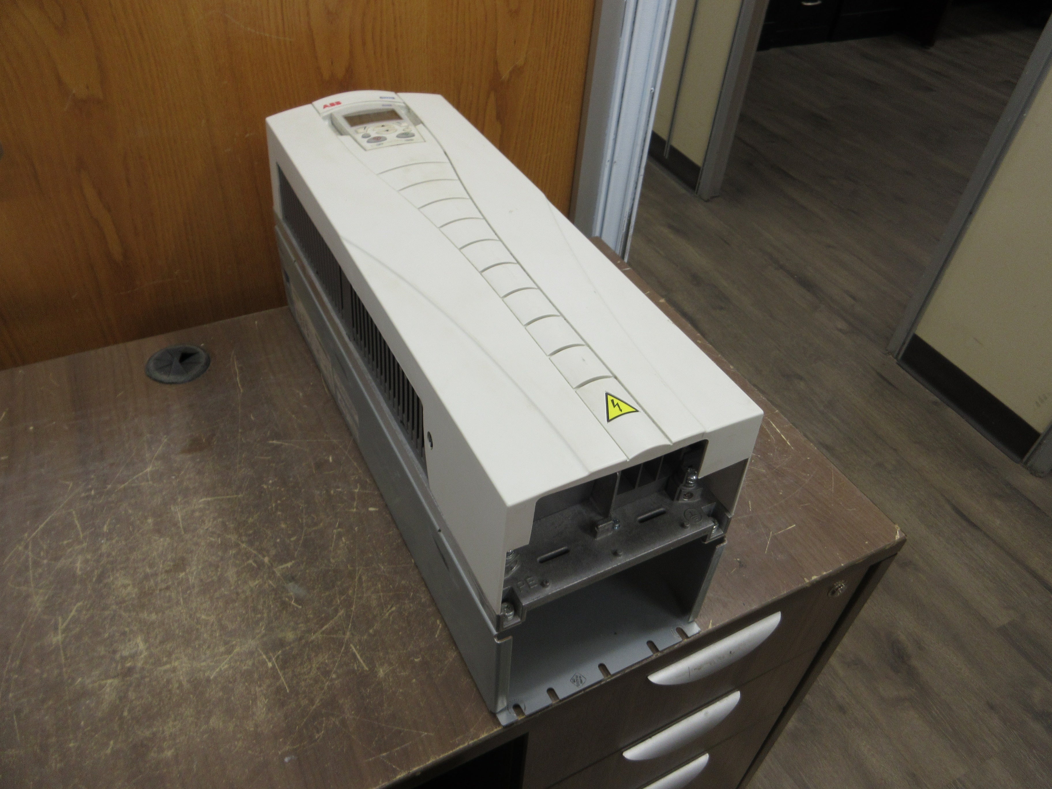 ABB ACH550 AC Drive ACH550-UH-075A-2 25HP 3Ph w/ Keypad Used