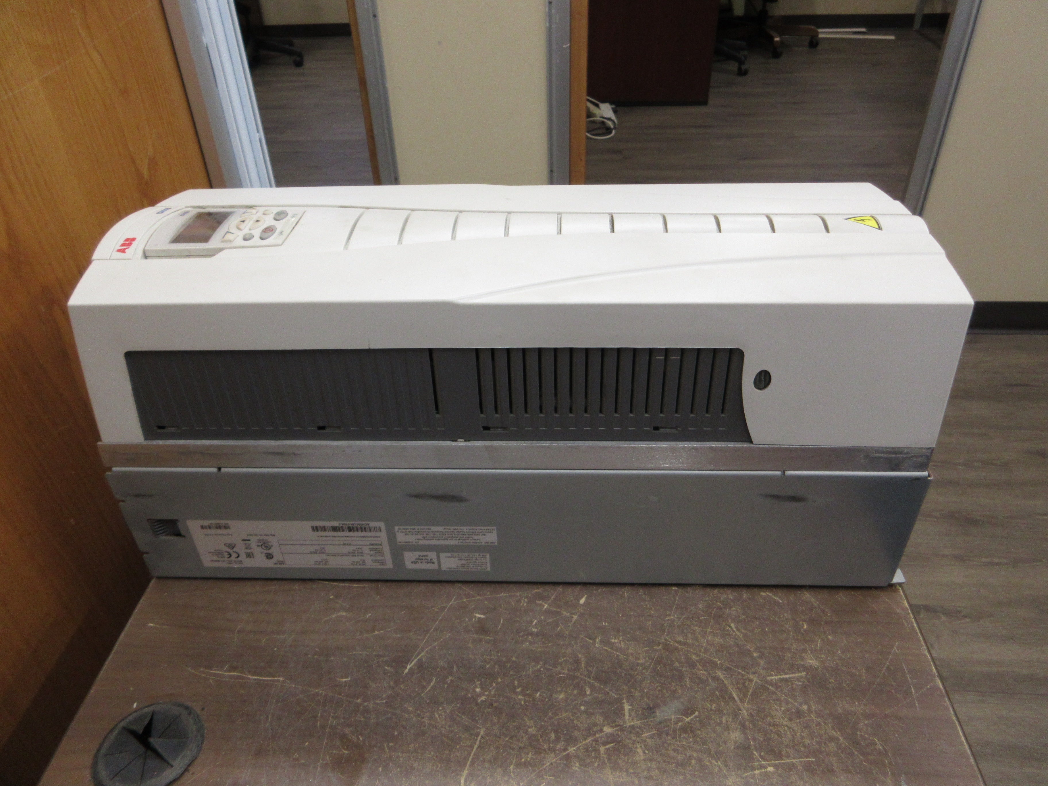 ABB ACH550 AC Drive ACH550-UH-075A-2 25HP 3Ph w/ Keypad Used
