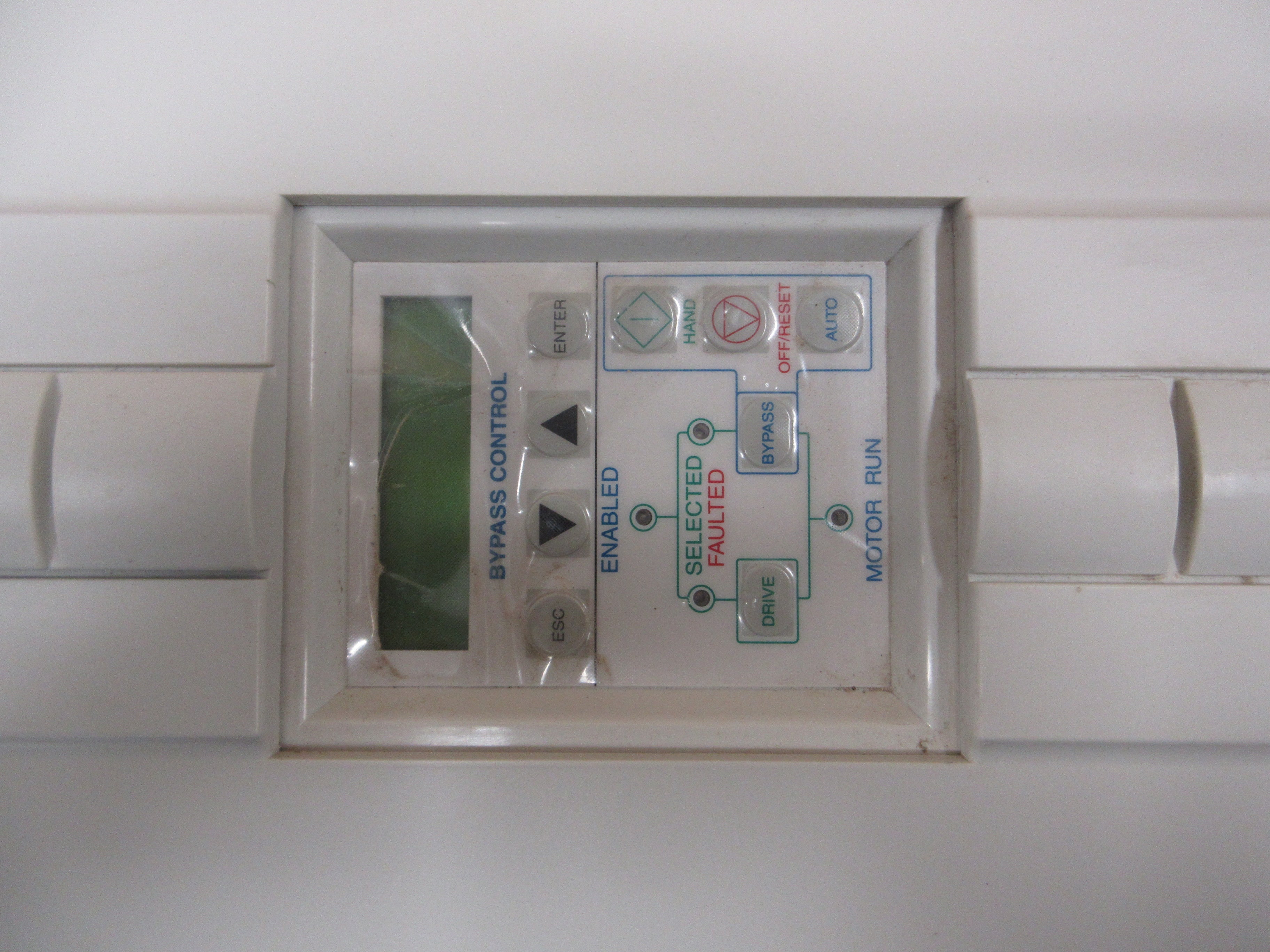 ABB ACH550 AC Drive w/ Bypass ACH550-VCR-046A-F267 15HP 3Ph w/ Keypad Used