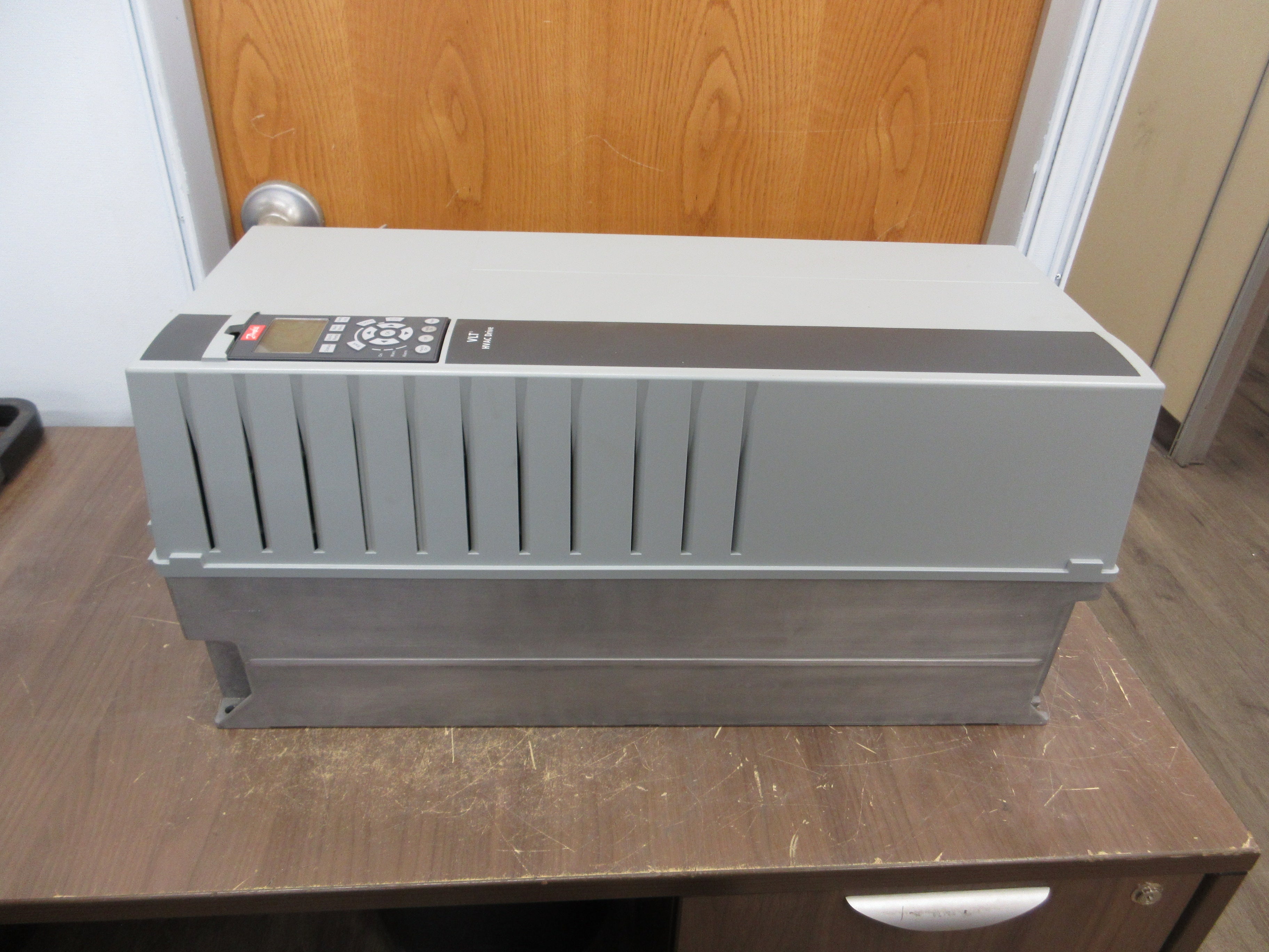 Danfoss VLT AC Drive 131B9879 25HP 3Ph w/ Keypad Used