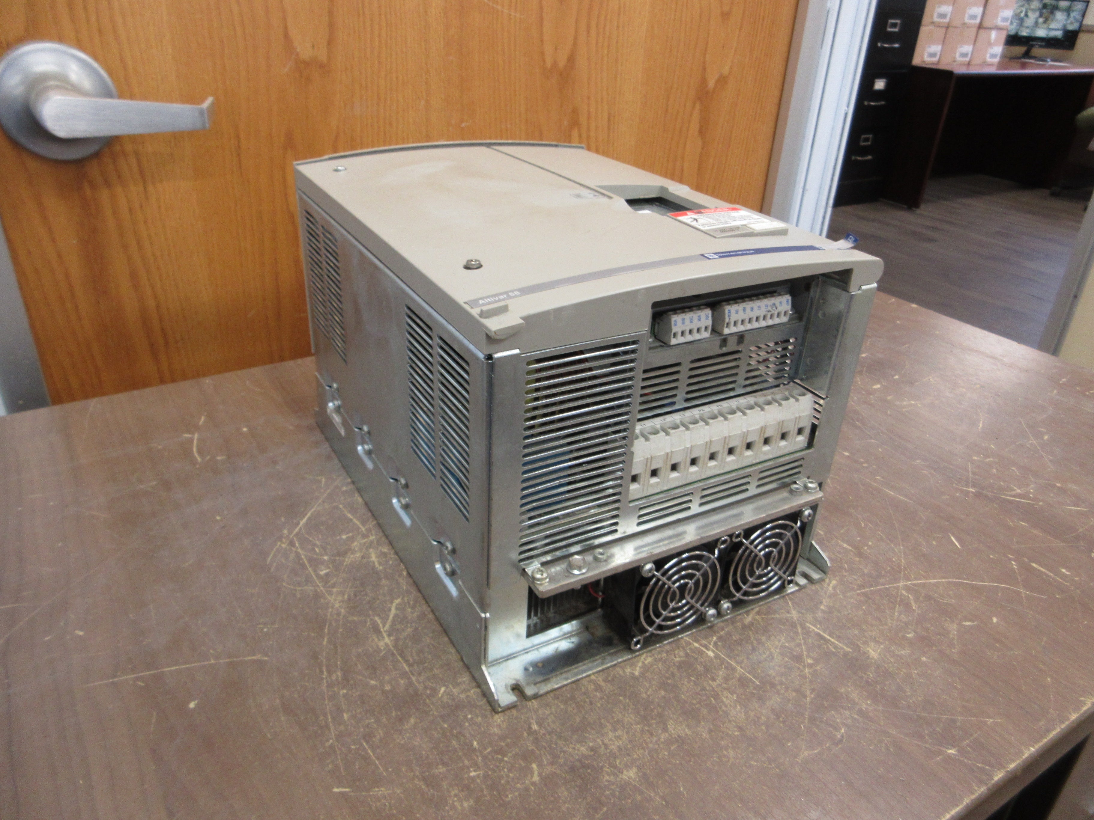 Square D Altivar 58 AC Drive ATV58HD16N4Z 15HP *No Keypad* *Chipped Cover* Used