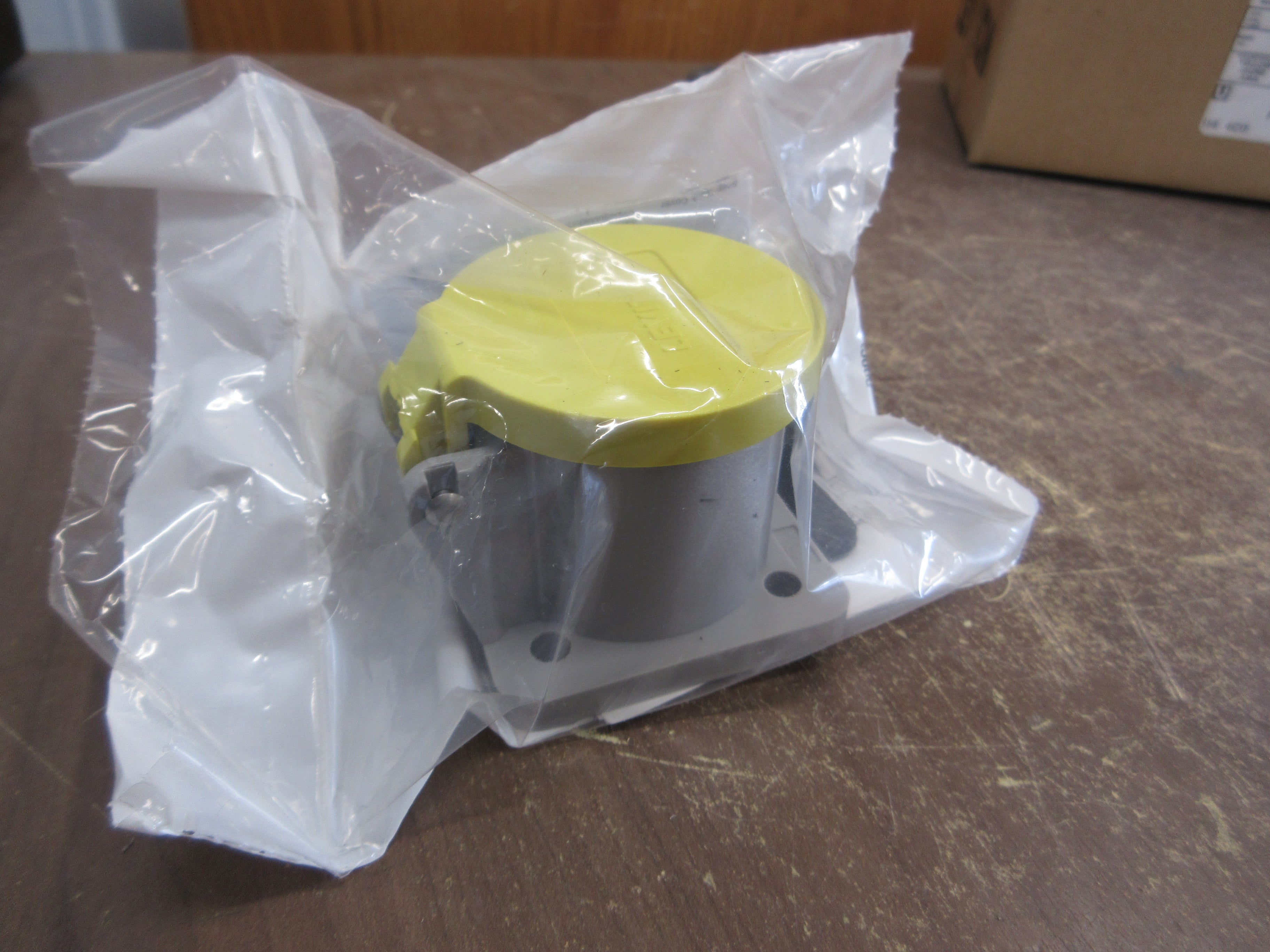 Leviton Nema 3R Receptacle Enclosure 106-16S31-Y New Surplus