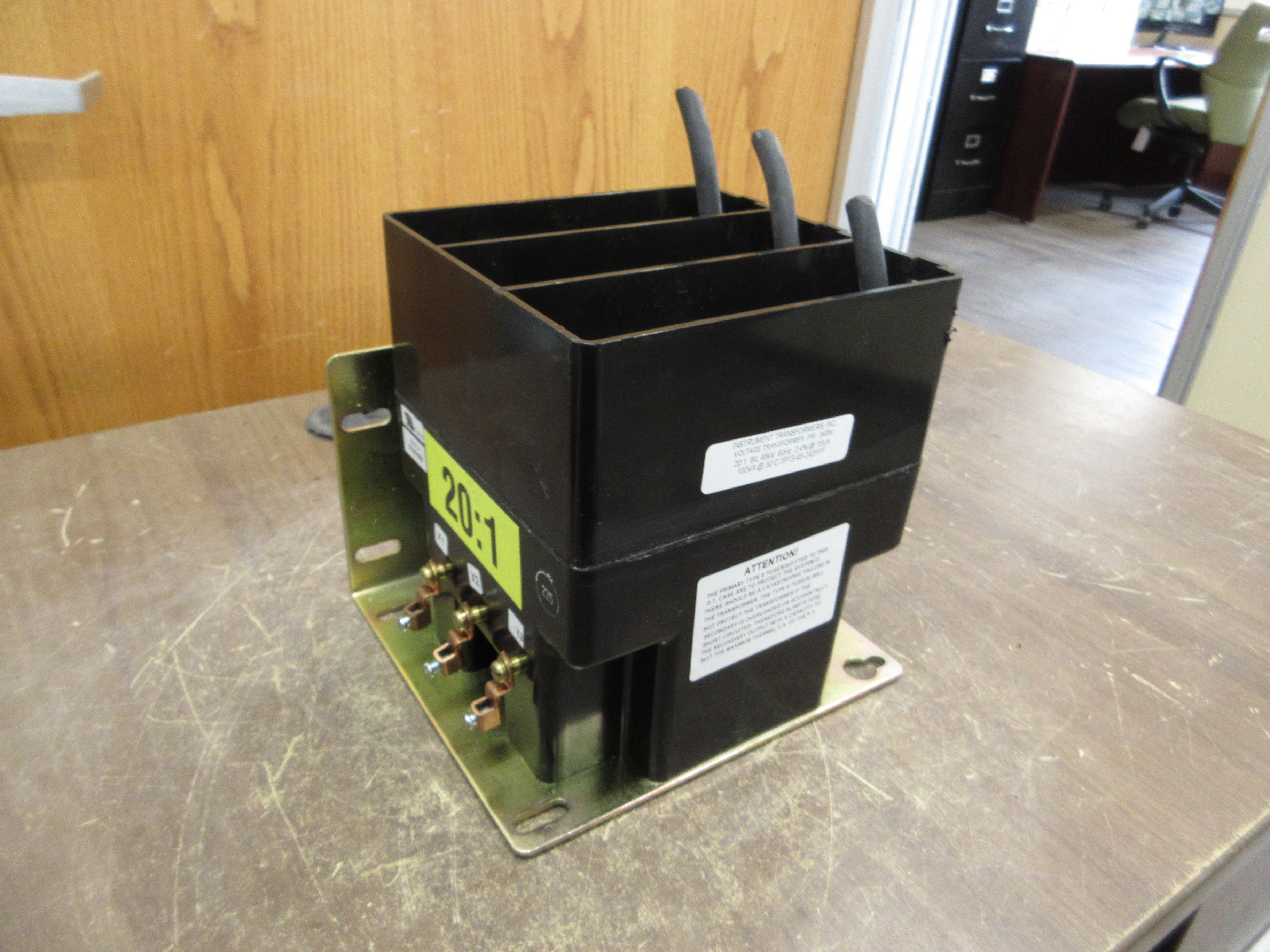 Instrument Transformers Voltage Transformer 3PT3-45-242FFF Pri: 2400V 60Hz Used