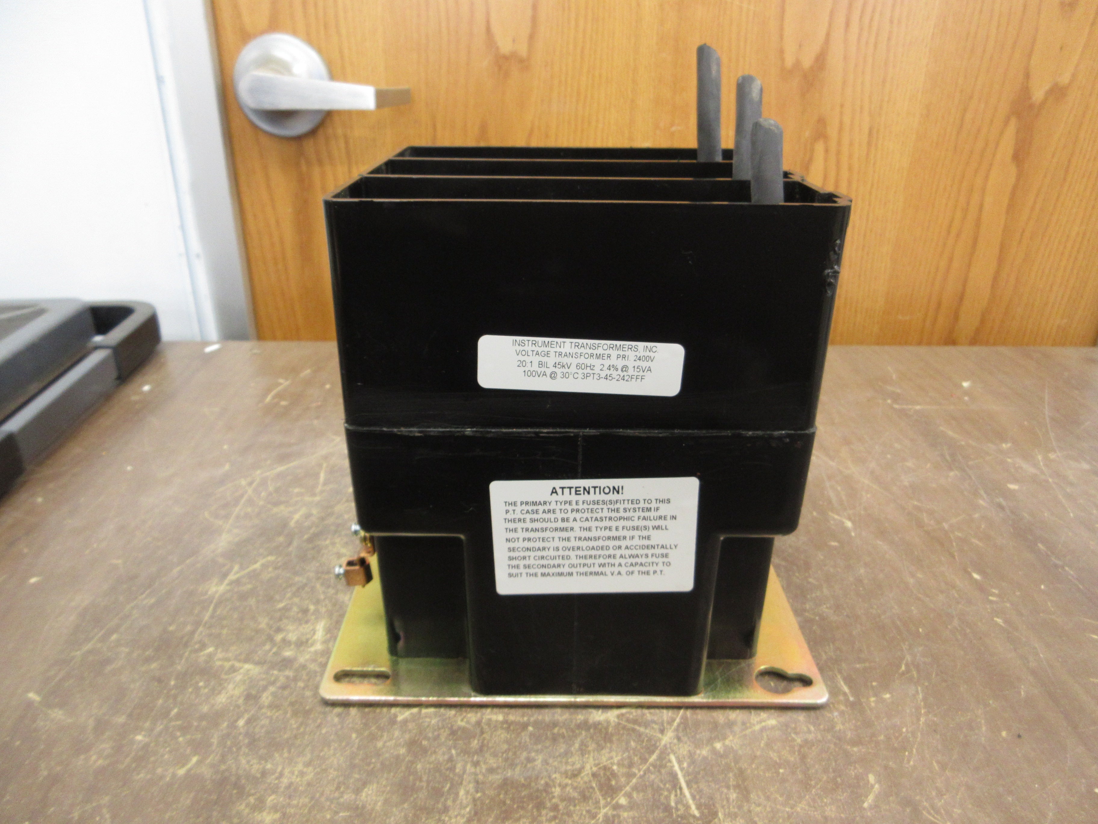 Instrument Transformers Voltage Transformer 3PT3-45-242FFF Pri: 2400V 60Hz Used