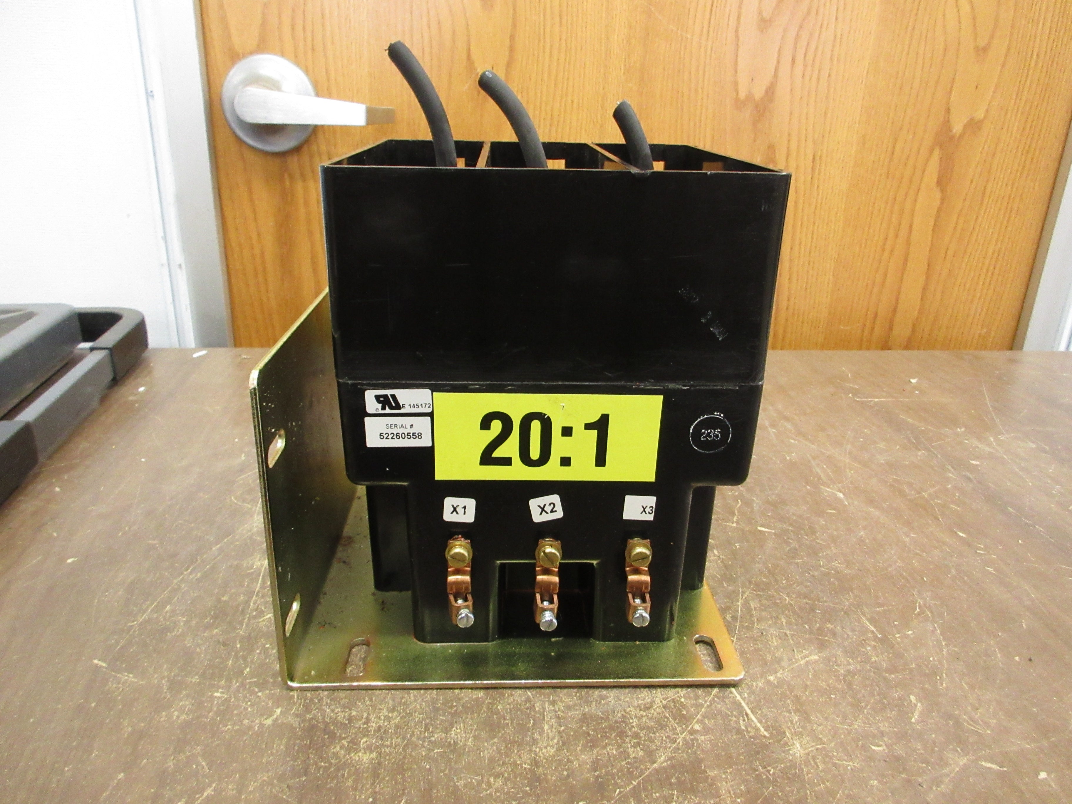 Instrument Transformers Voltage Transformer 3PT3-45-242FFF Pri: 2400V 60Hz Used