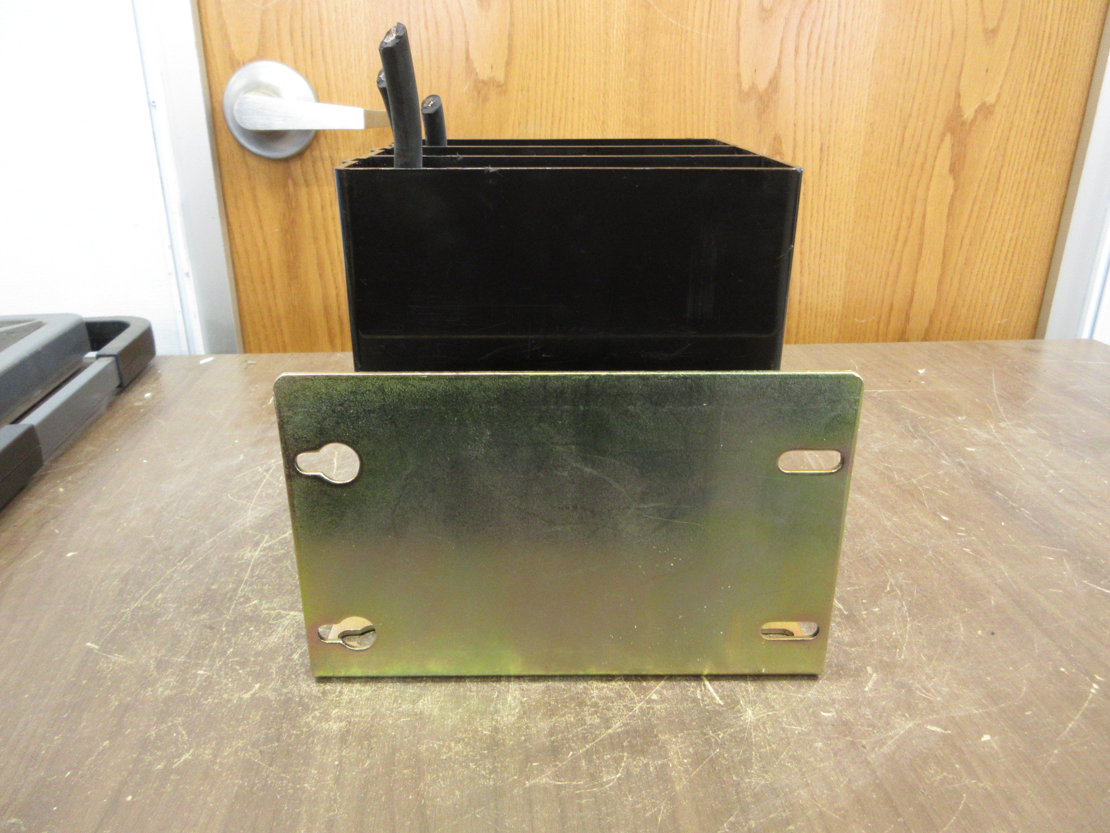 Instrument Transformers Voltage Transformer 3PT3-45-242FFF Pri: 2400V 60Hz Used