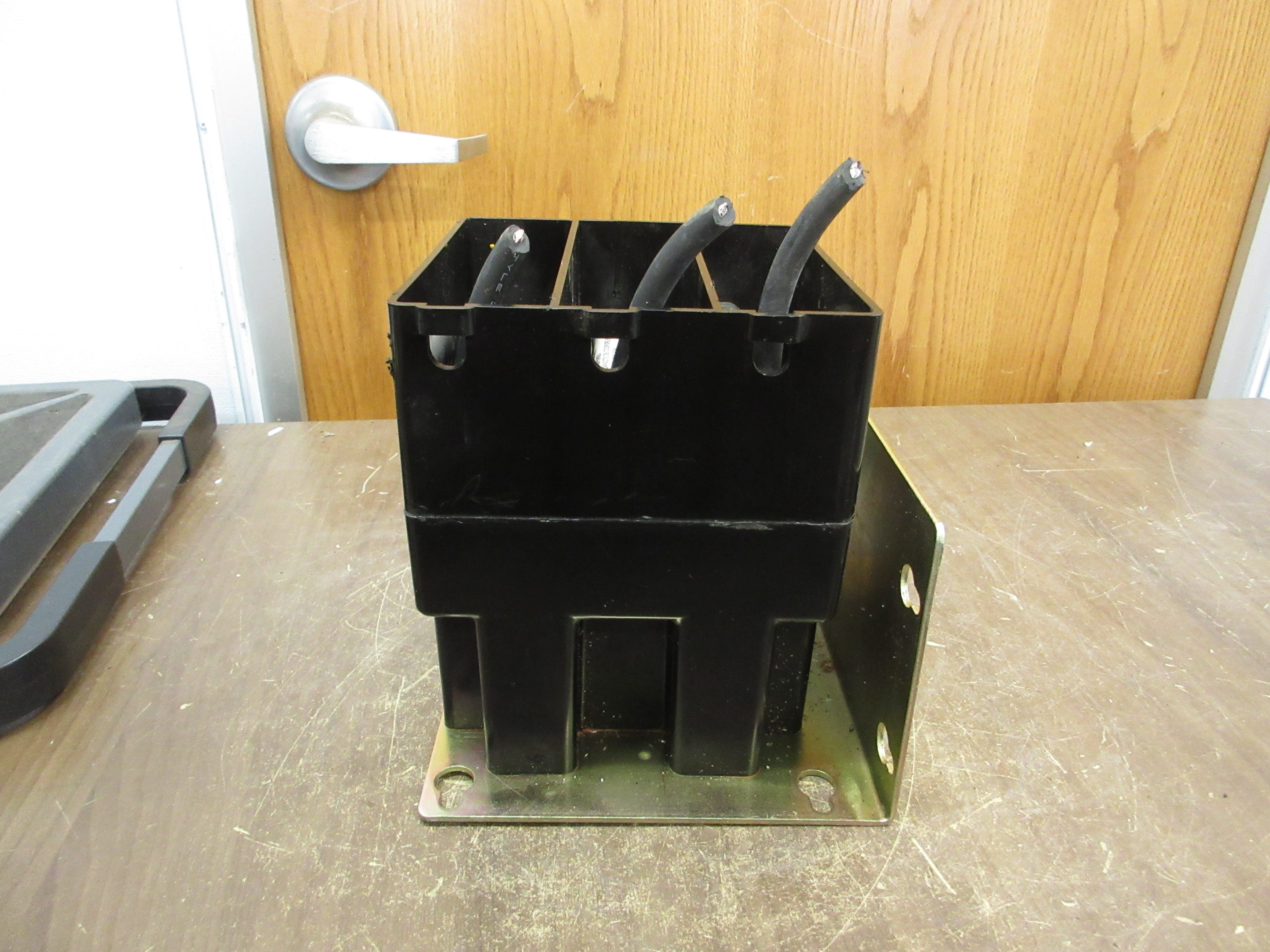 Instrument Transformers Voltage Transformer 3PT3-45-242FFF Pri: 2400V 60Hz Used