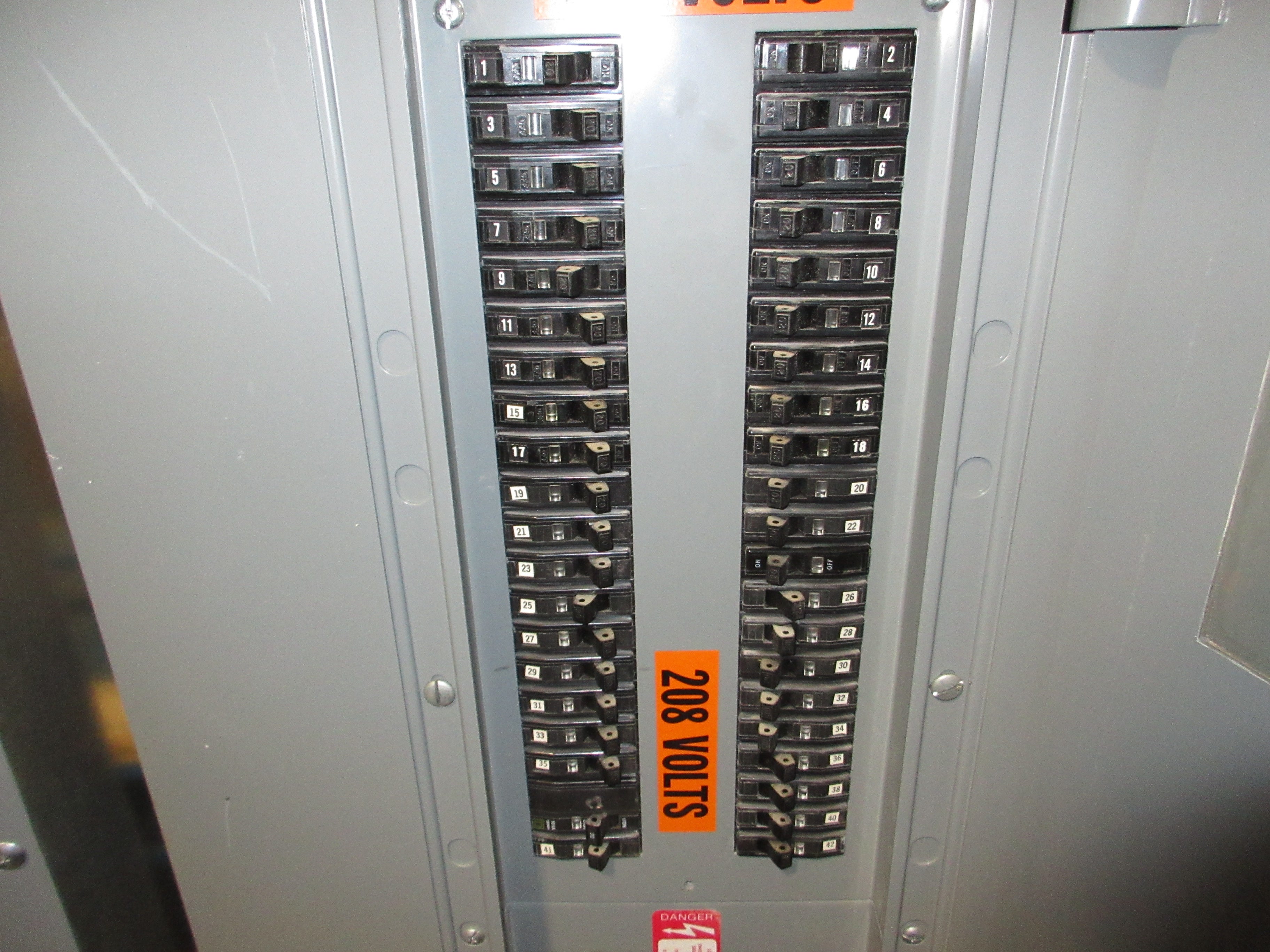 Square D Main Lug Breaker Panel NQOD442L225 225A Max 208/120V 3Ph 4W 42-Slot